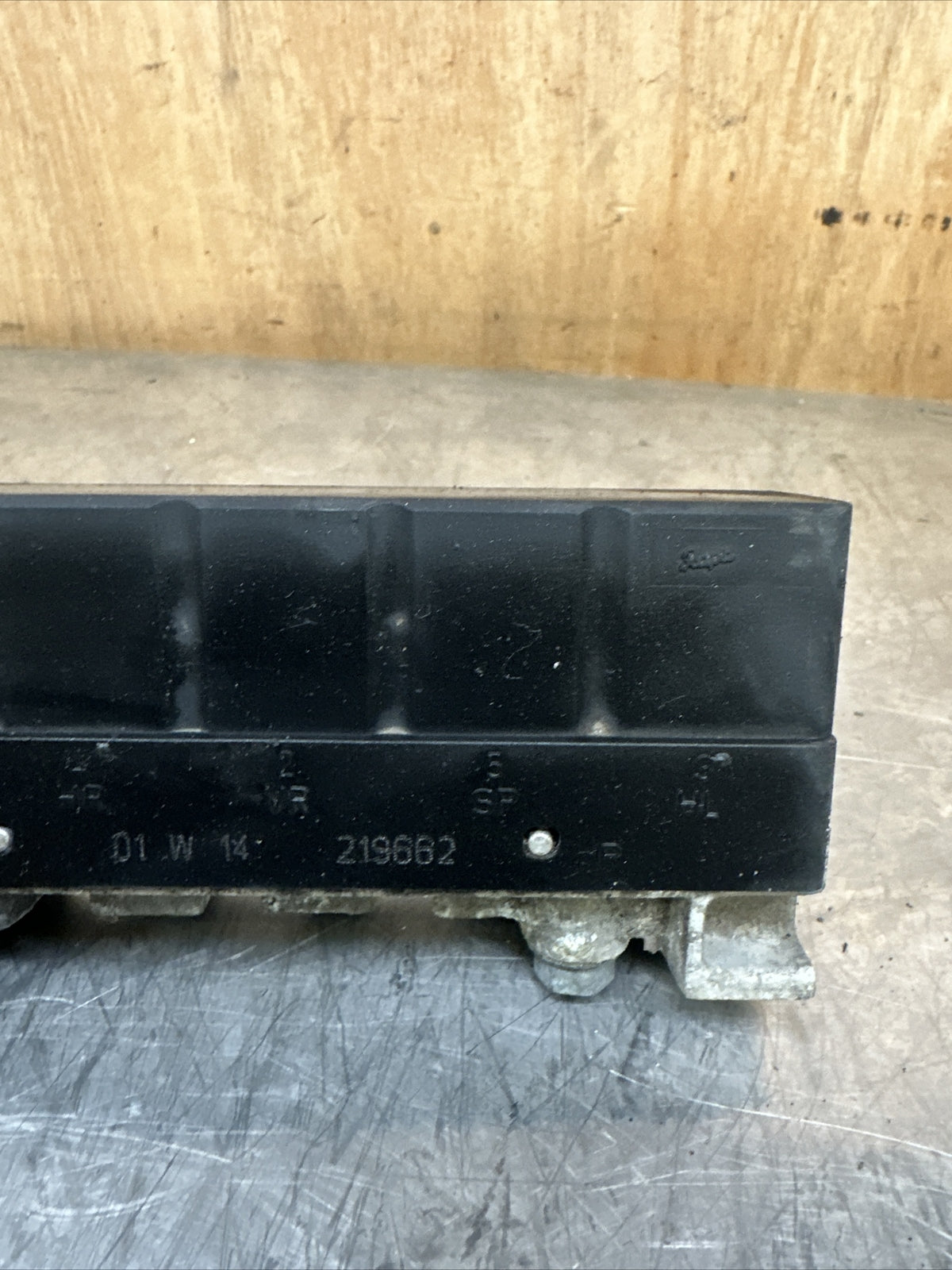 1998-2005 MERCEDES S CLASS W220 AIR SUSPENSION VALVE BLOCK SOLENOID A2203200258