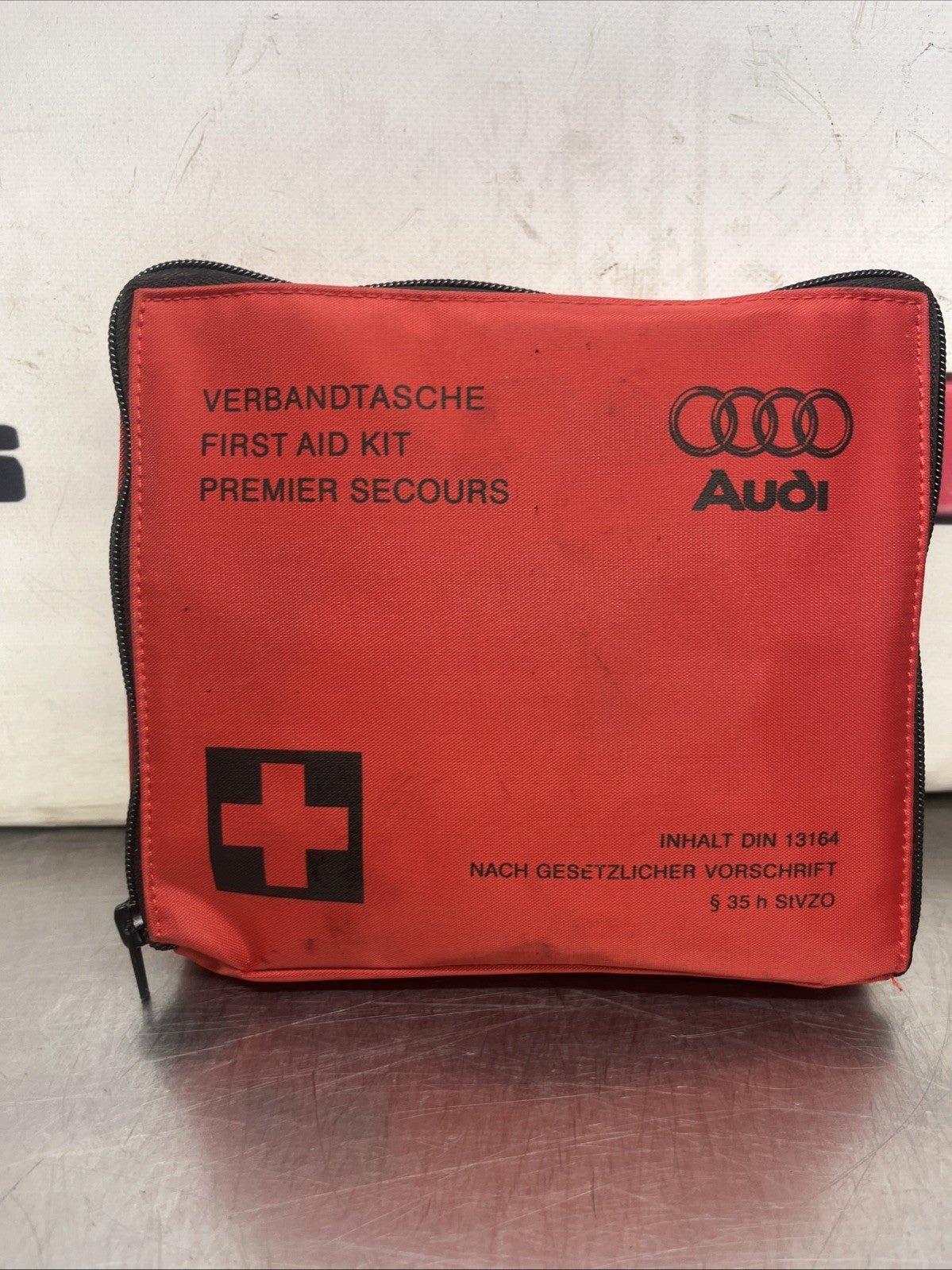Audi Q7 First Aid Kit With Full Stuff Inside (8P0860282A)