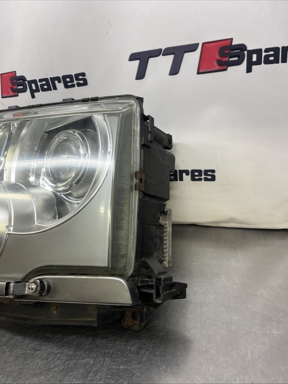 Range Rover L322 Headlight Xenon Near Side XBC000376 2002 to 2006 B14032