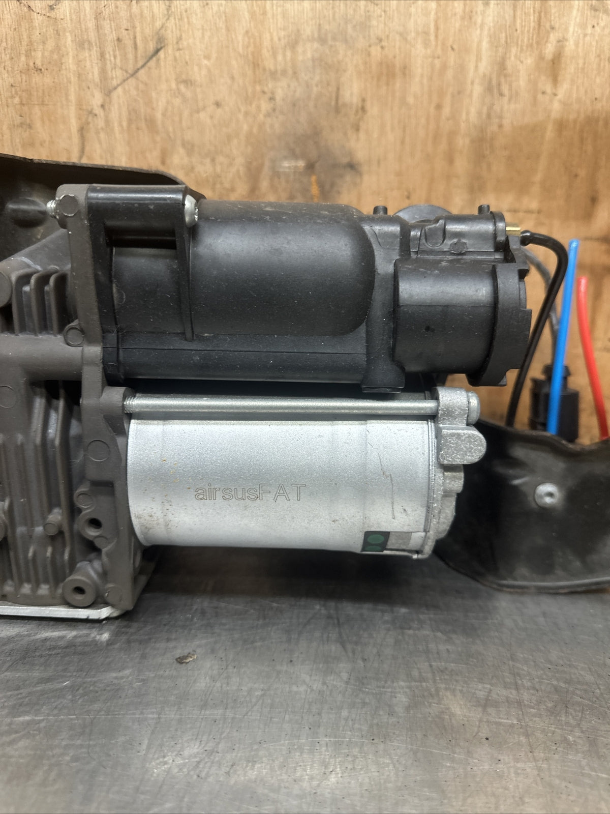 BMW EX5 E70 AIR RIDE SUSPENSION PUMP MODULE COMPRESSOR  6775479-02  6775479-02