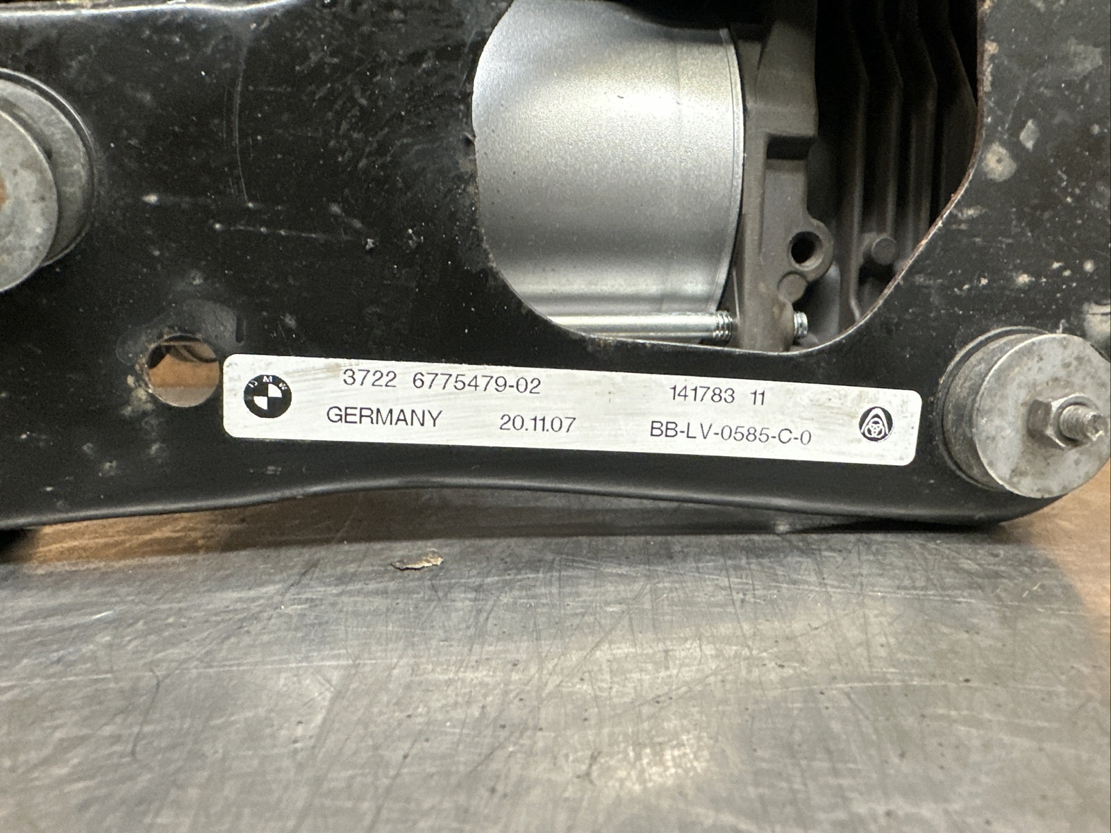 BMW EX5 E70 AIR RIDE SUSPENSION PUMP MODULE COMPRESSOR  6775479-02  6775479-02