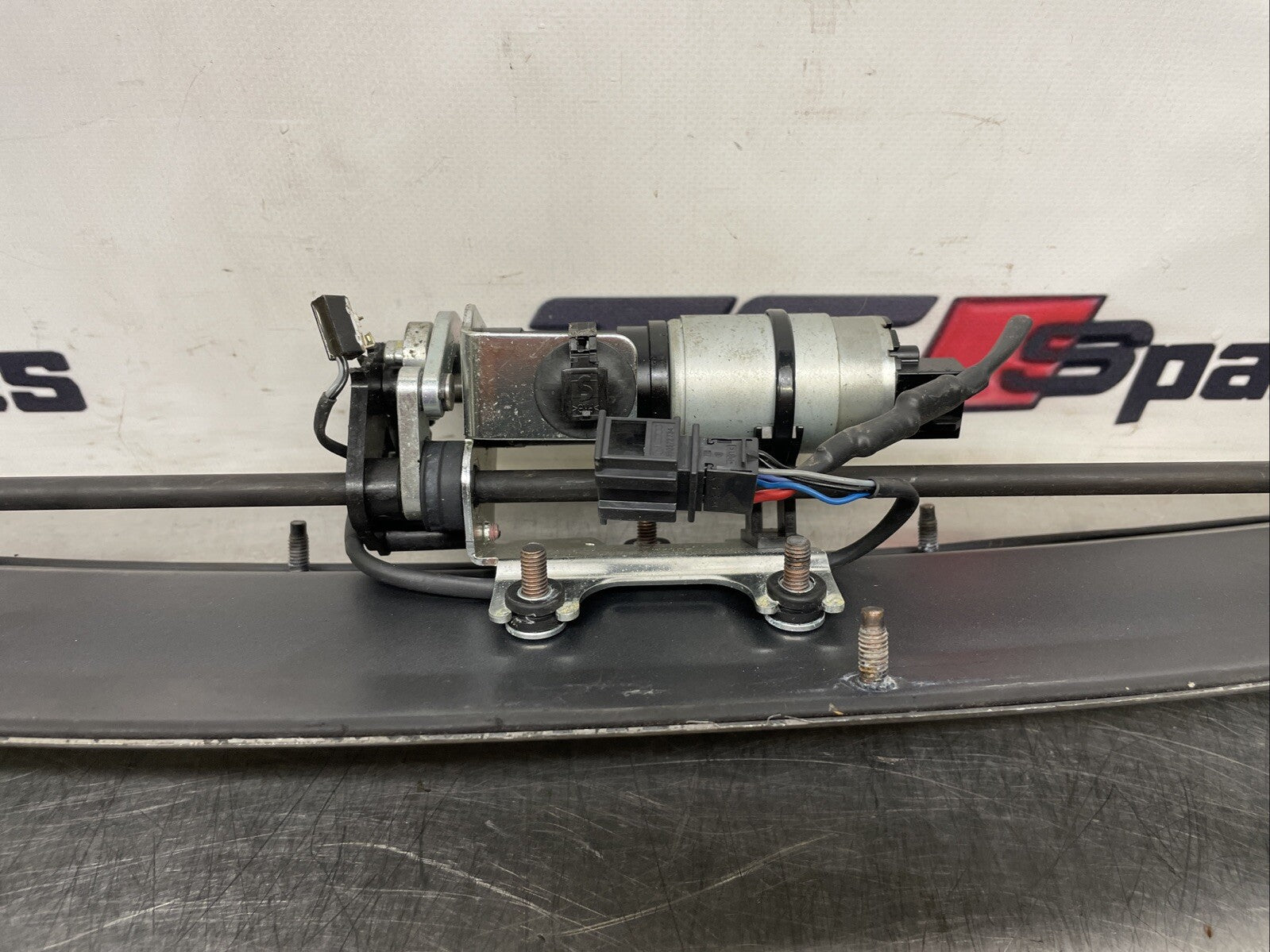 Audi TTRS 8J Tailgate Boot Electric Spoiler Motor 8J0827948C