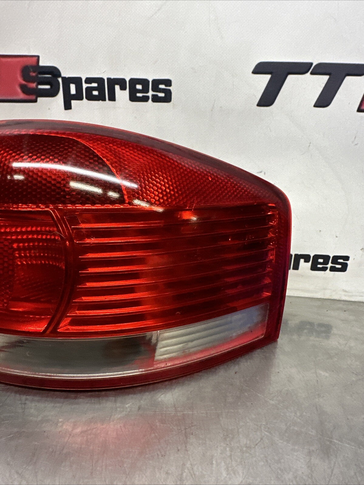 2004 AUDI A3 DRIVER REAR RIGHT SIDE TAIL LIGHT 8P0945096A