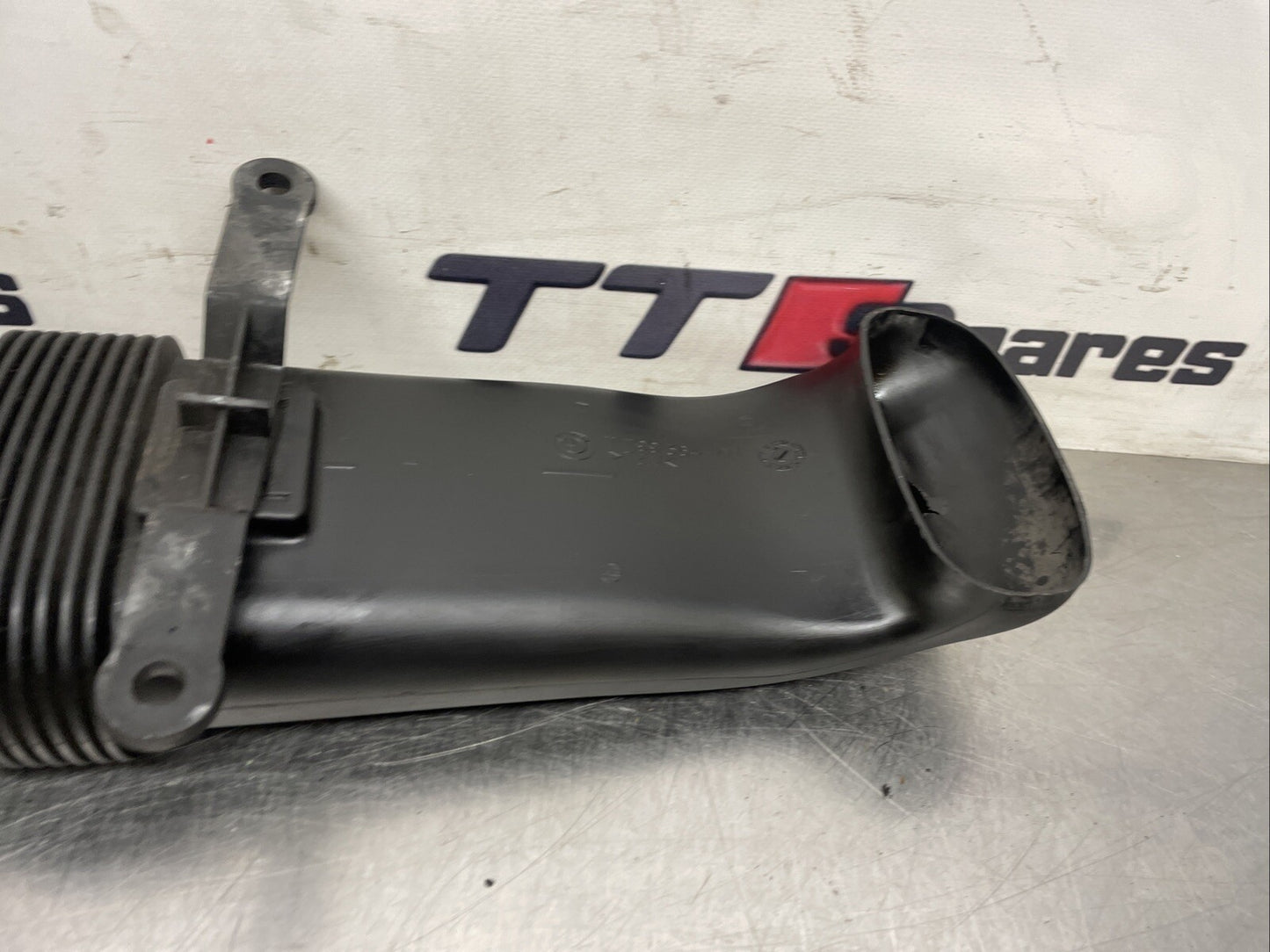 BMW X5 INTAKE AIR DUCT LOWER PIPE E70 E71 X5 X6 3.0D 30D PART OF 7799364