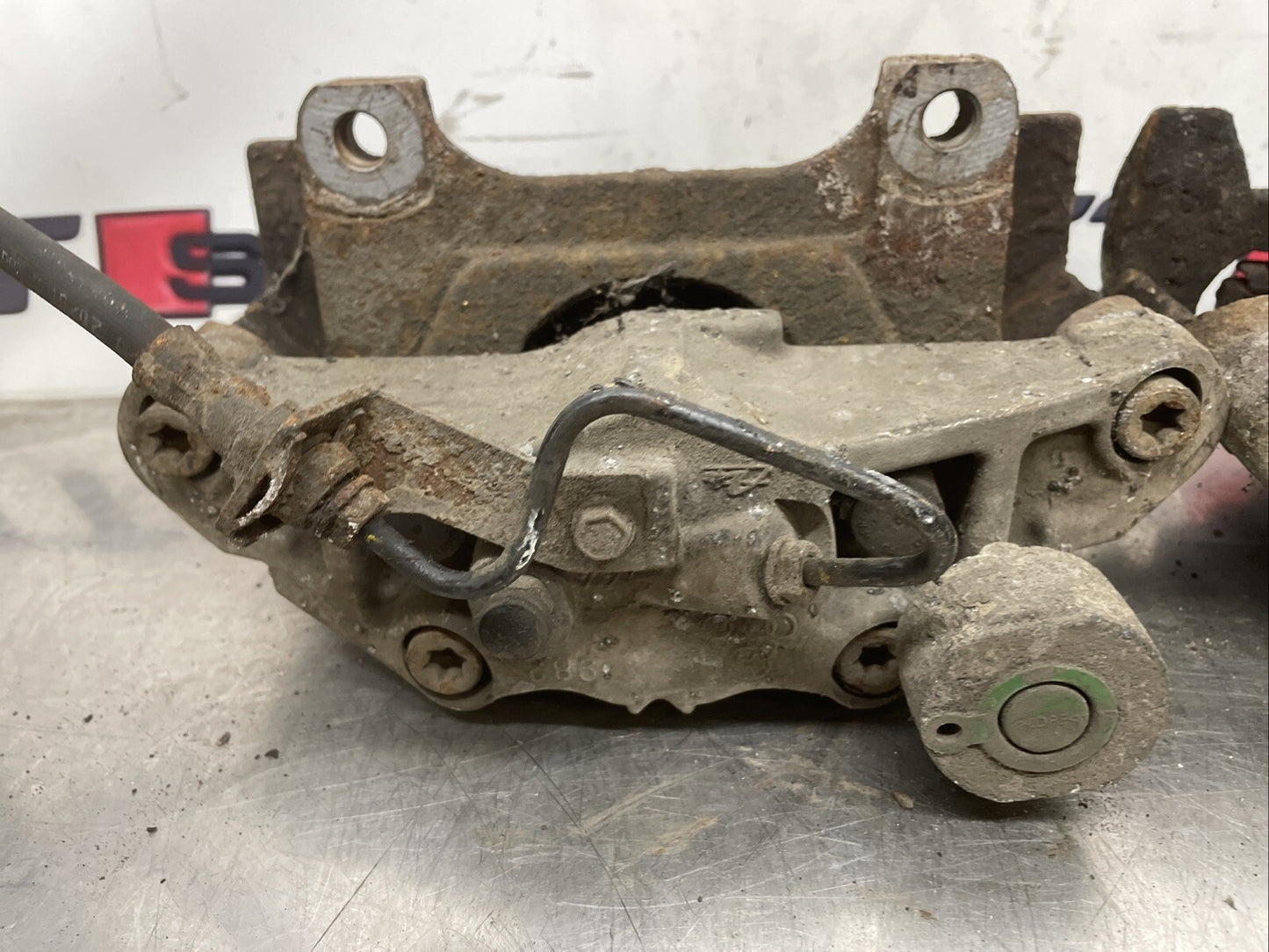 AUDI TT MK2 8J 3.2 V6 Front Brake Calipers AND Carriers A3 8P