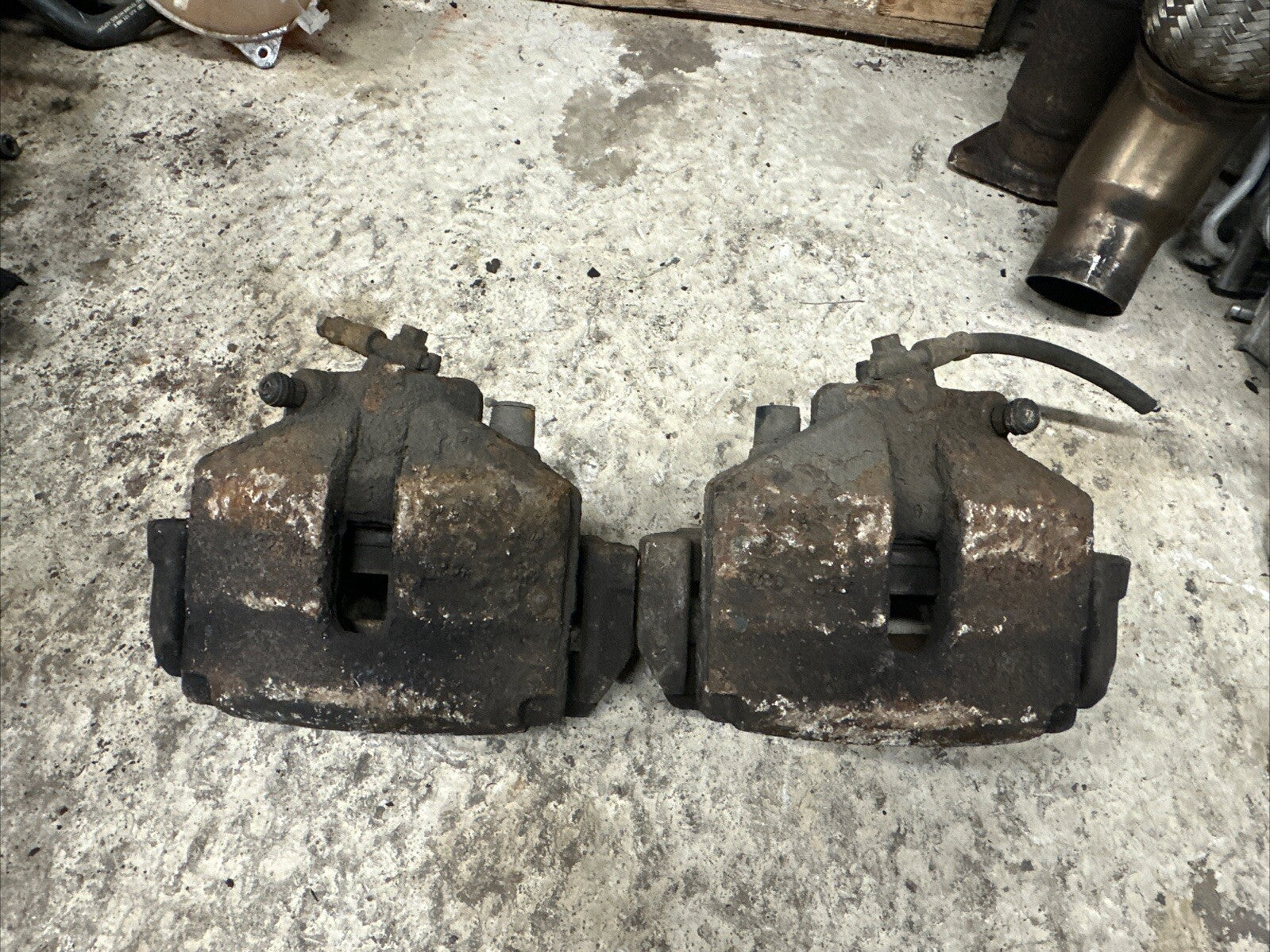 Audi TT Mk2 8J 2006-2014 PAIR of Front Brake Calipers & Carriers