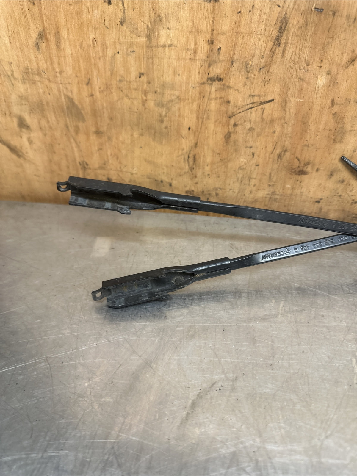 AUDI TT 8J MK2 2010 FRONT WINDSCREEN WIPER ARMS PAIR 8J2955407A