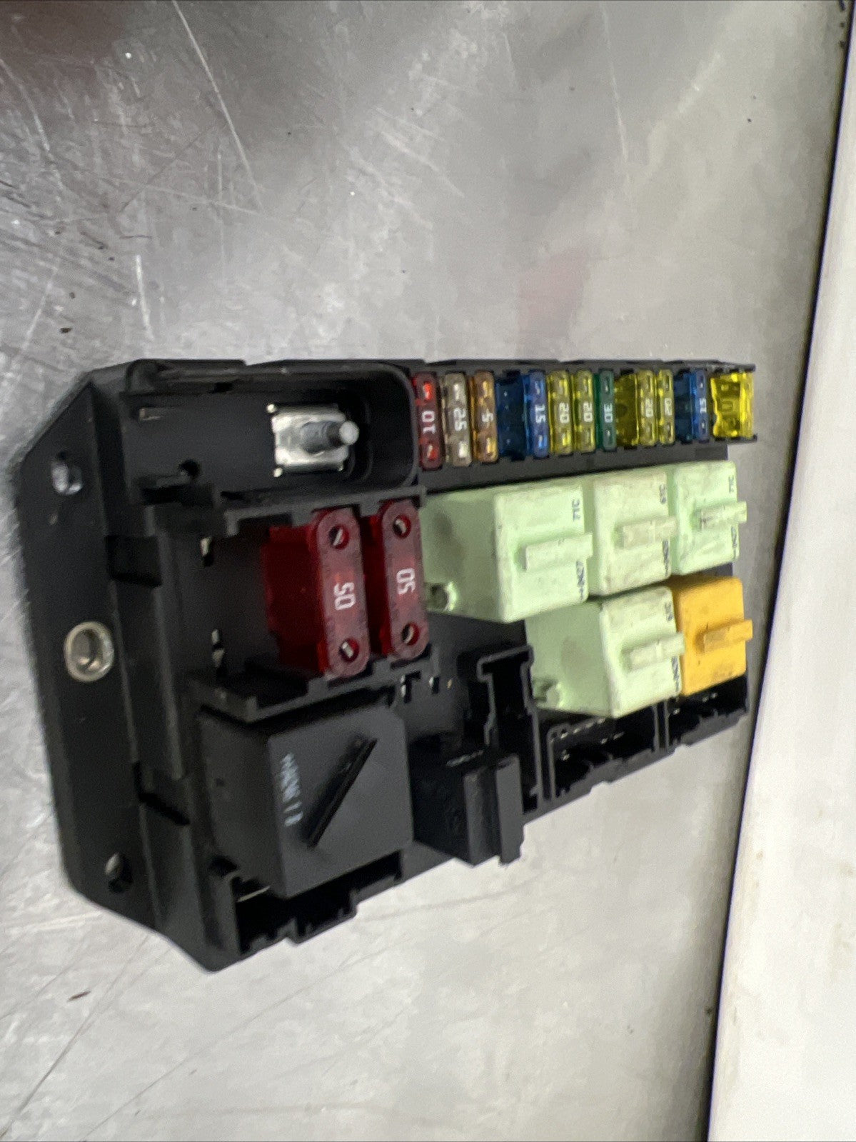 Range Rover L322 ENGINE BAY FUSE BOX & RELAY CONTROL MODULE YQE000351 (02-09)