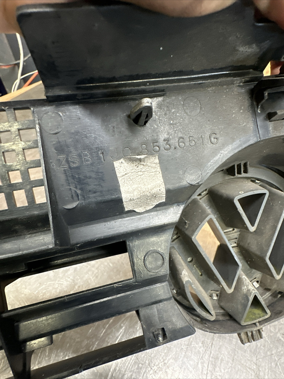 VOLKSWAGEN GOLF FRONT GRILL 2002 5 DOOR HATCH 1J0853651G