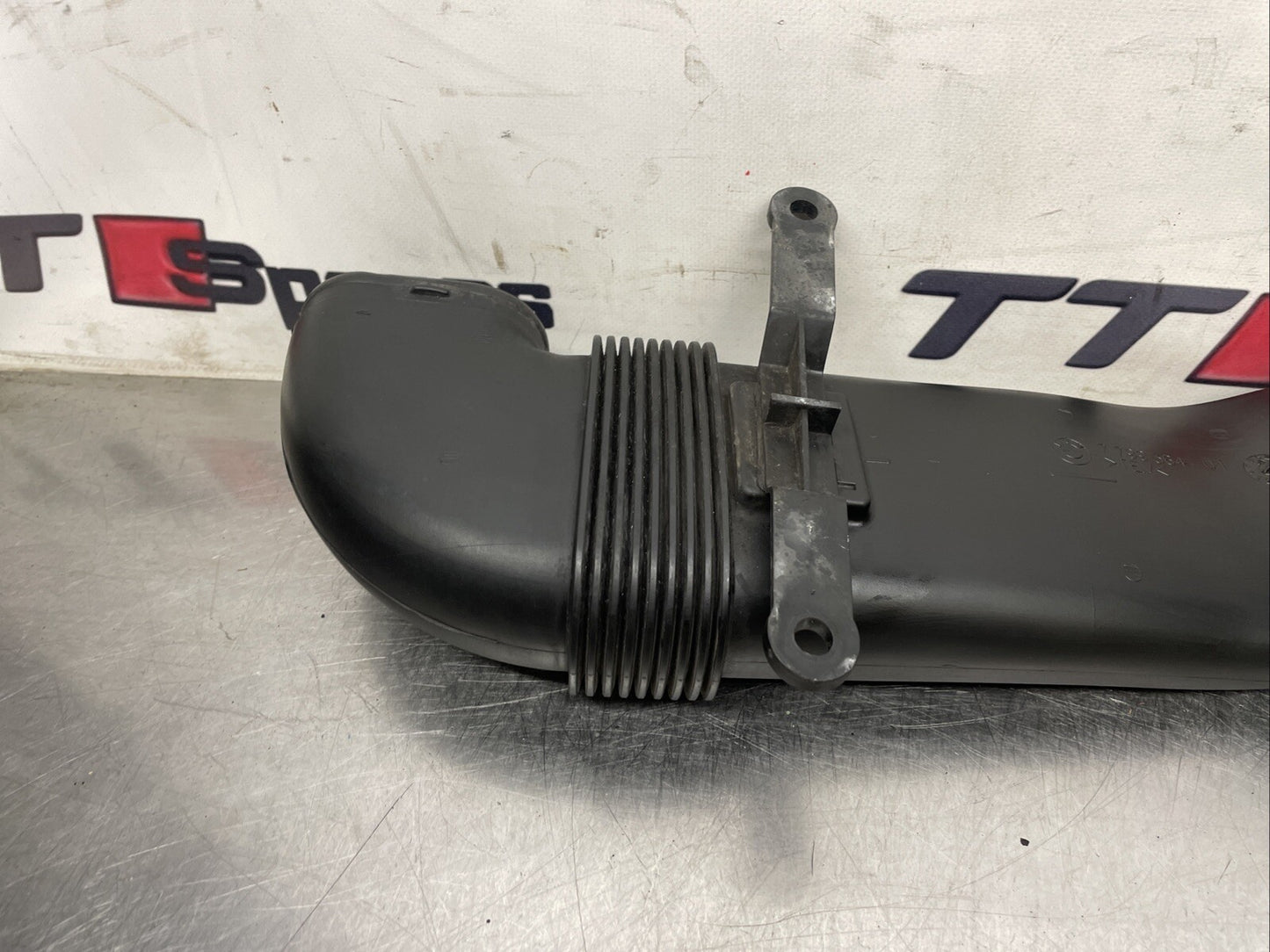 BMW X5 INTAKE AIR DUCT LOWER PIPE E70 E71 X5 X6 3.0D 30D PART OF 7799364