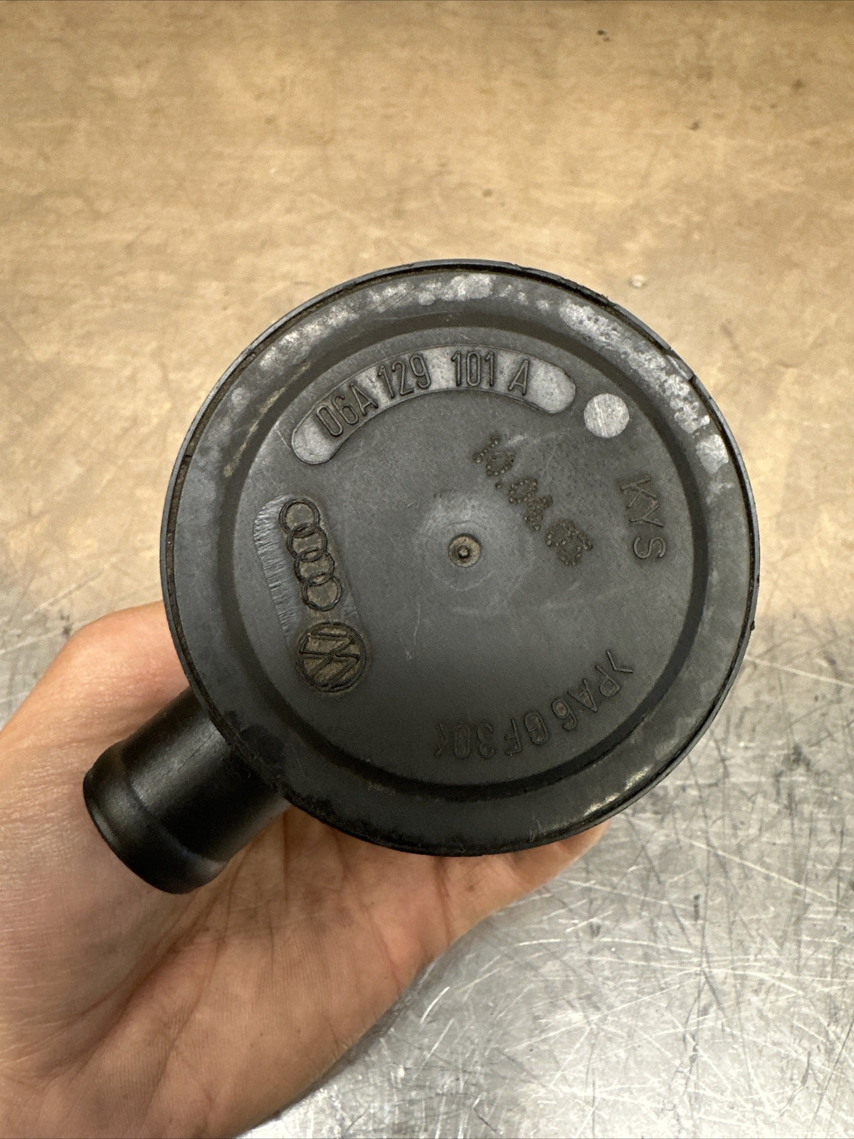 06A129101D Engine Block Breather Valve Skoda Octavia 06a129101a