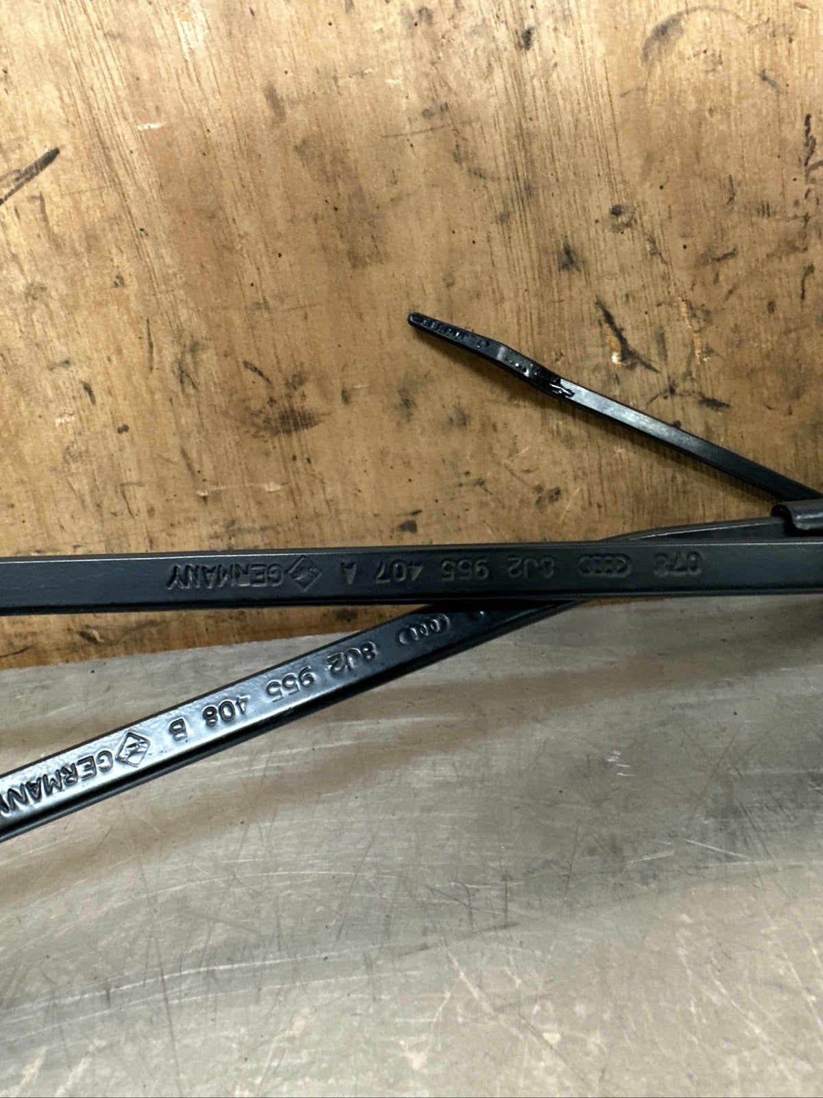 AUDI TT 8J MK2 2010 FRONT WINDSCREEN WIPER ARMS PAIR 8J2955407A