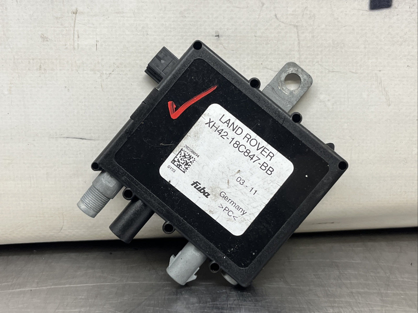 Land Rover Range Rover Vogue 4.4L Radio Antenna Amplifier XH4218C847BB 2009-2012