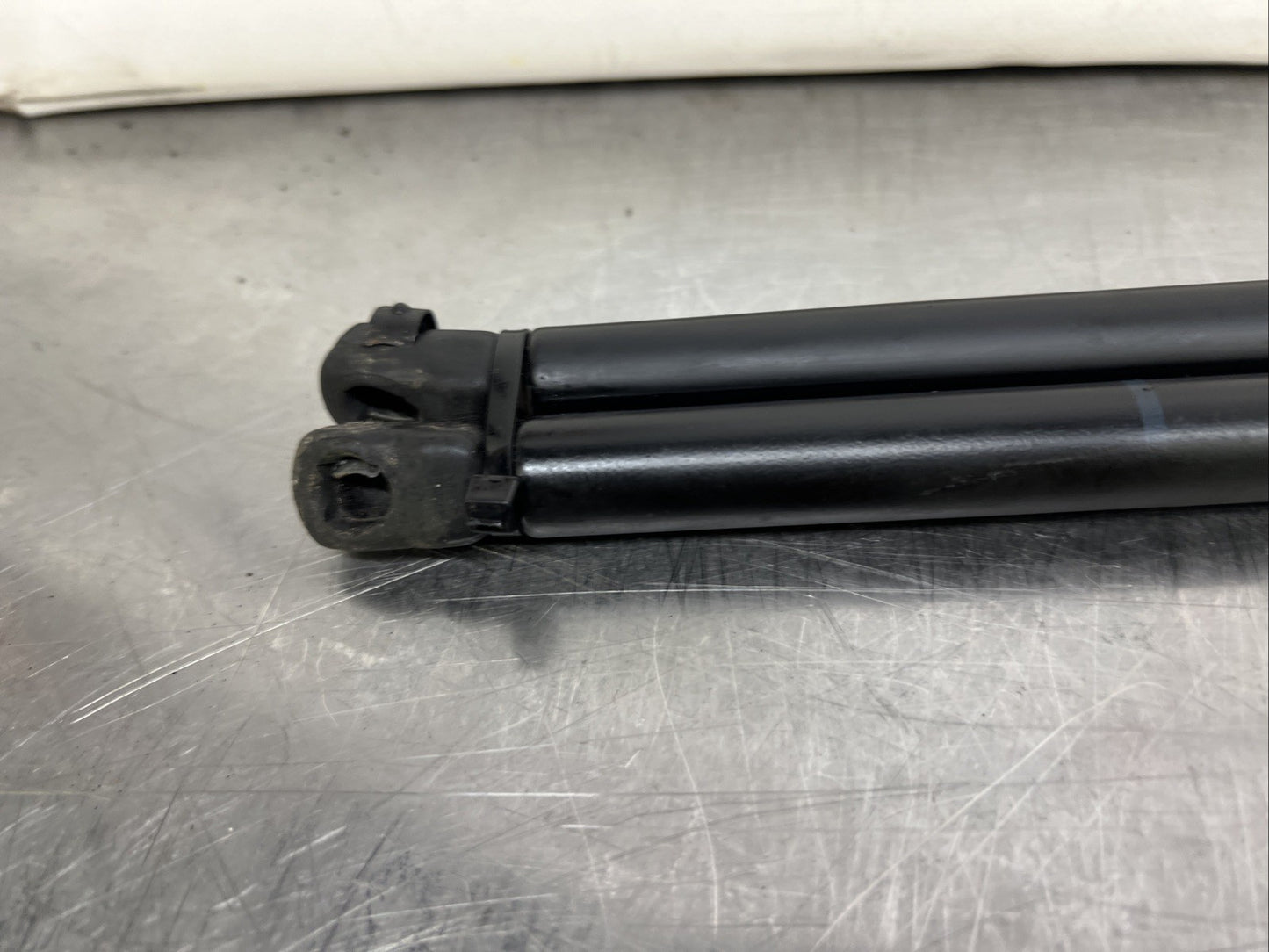 VW Golf MK3 Pair Of Rear Tailgate Struts 1H6827550A