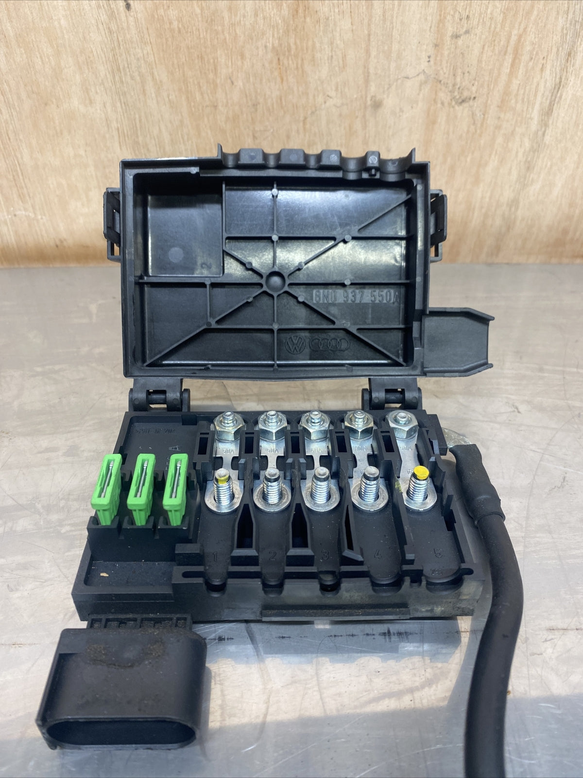 AUDI GENUINE TESTED TT MK1 ENGINE BAY BATTERY TOP FUSE BOX 8N0937550A