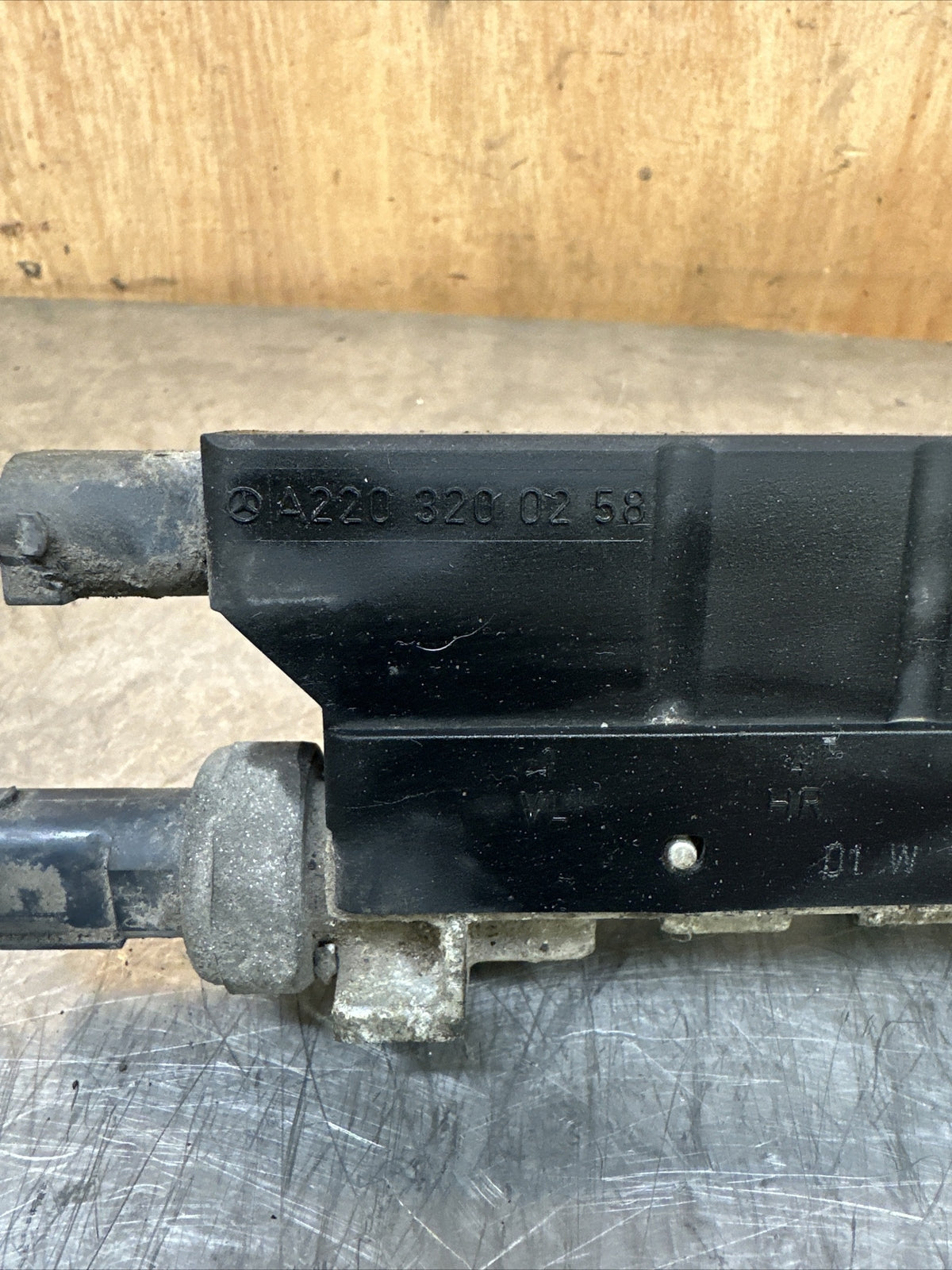 1998-2005 MERCEDES S CLASS W220 AIR SUSPENSION VALVE BLOCK SOLENOID A2203200258