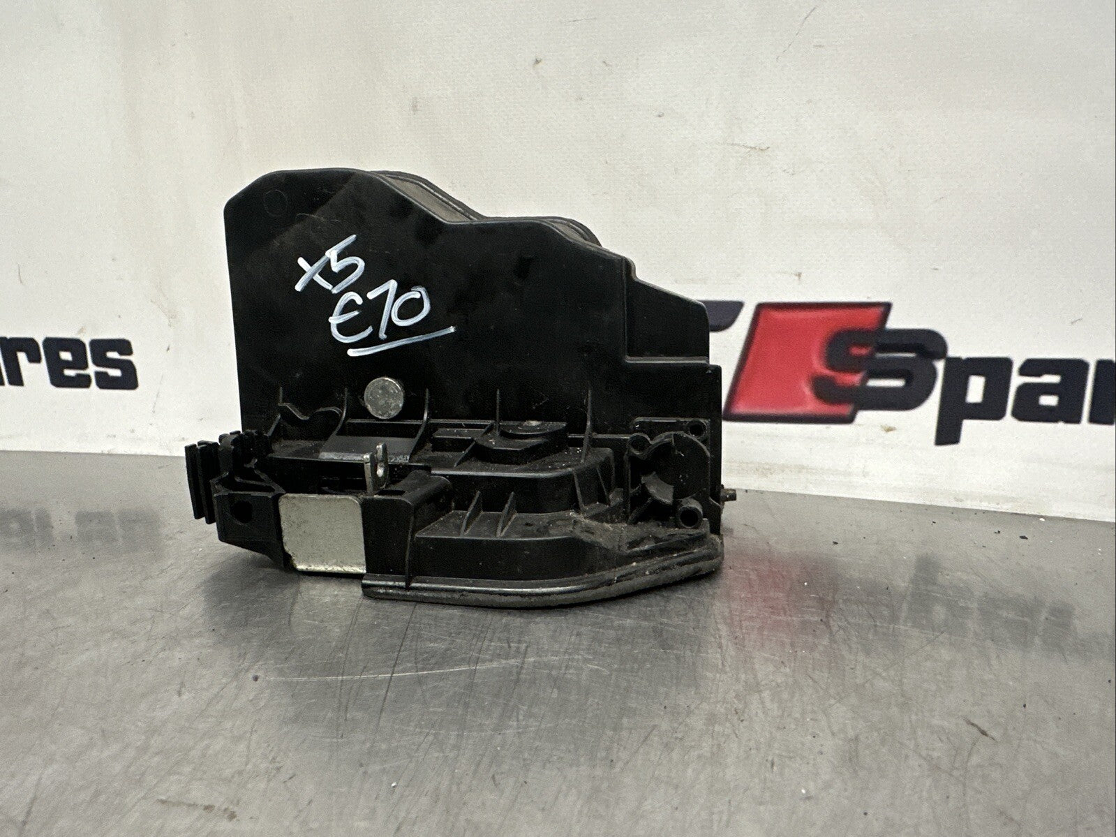 BMW X5 DOOR LOCK MECHANISM REAR LEFT PASSENGER SIDE 7202147 E70 2007 - 2009