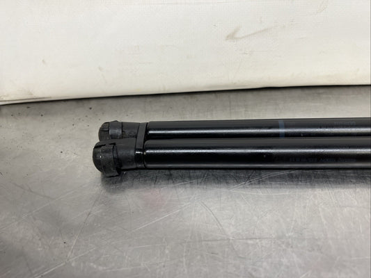 VW Golf MK3 Pair Of Rear Tailgate Struts 1H6827550A
