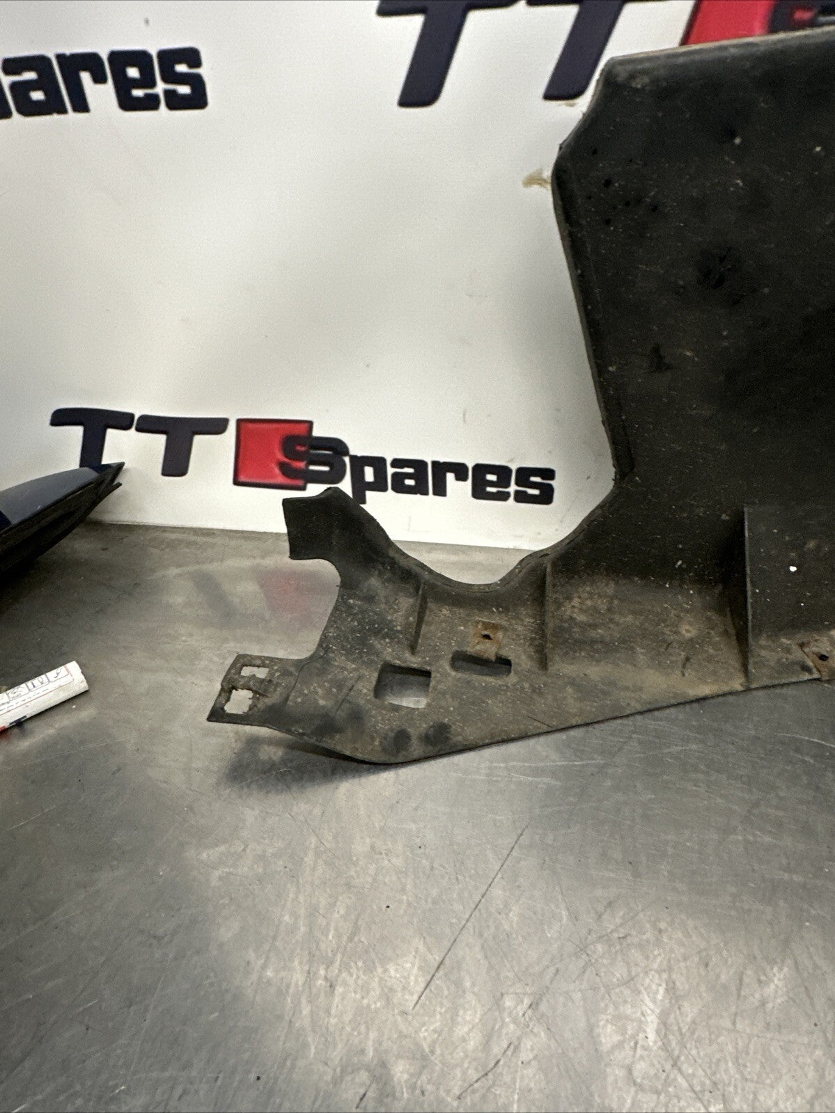 Audi TT 8N MK1 1.8T Offside Right Splash Guard Undertray Mount 8N0825250G