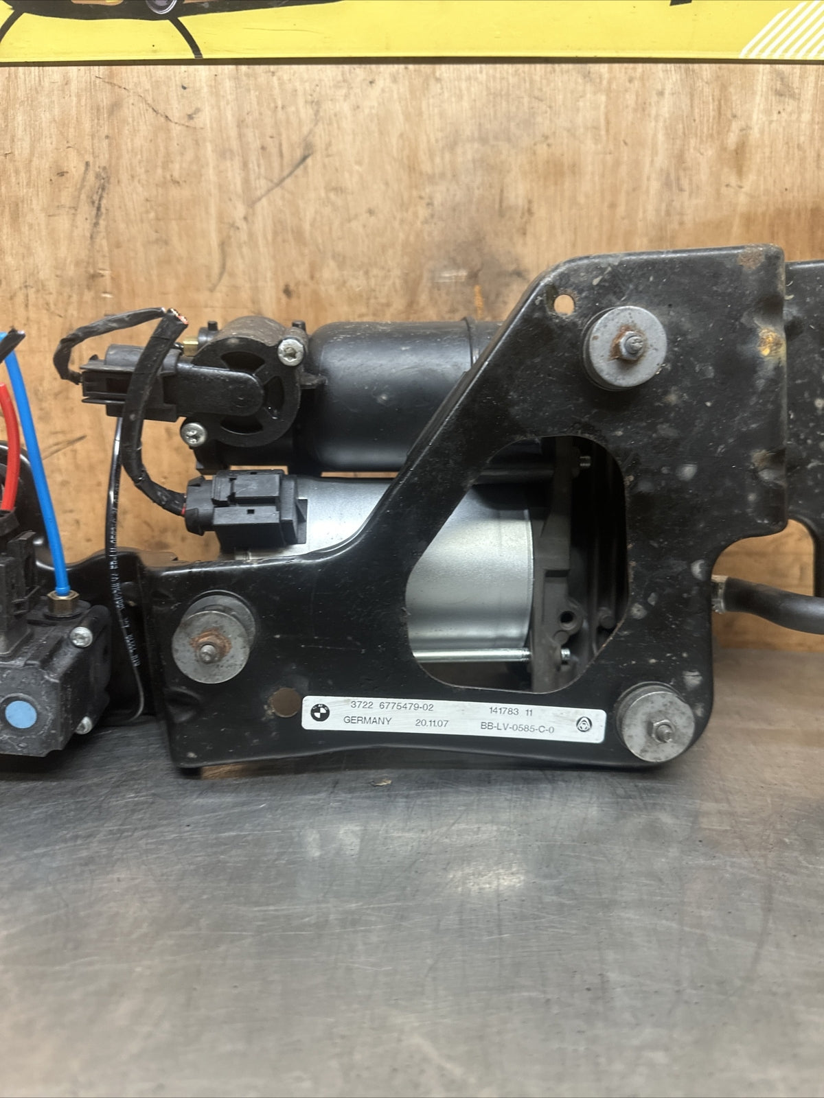 BMW EX5 E70 AIR RIDE SUSPENSION PUMP MODULE COMPRESSOR  6775479-02  6775479-02