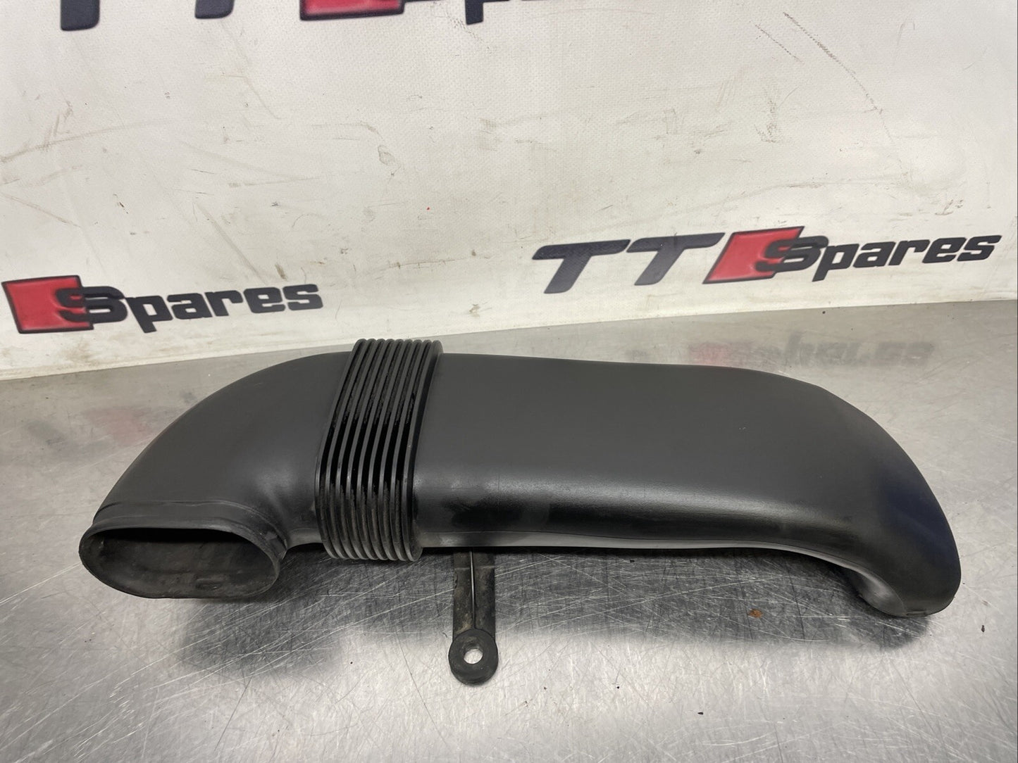 BMW X5 INTAKE AIR DUCT LOWER PIPE E70 E71 X5 X6 3.0D 30D PART OF 7799364