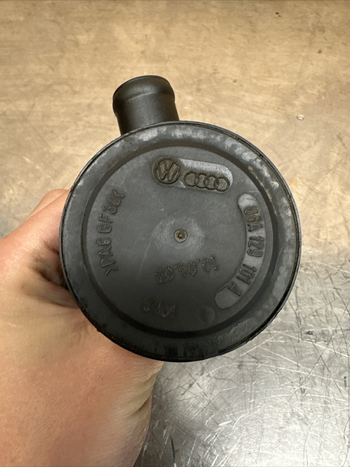 06A129101D Engine Block Breather Valve Skoda Octavia 06a129101a