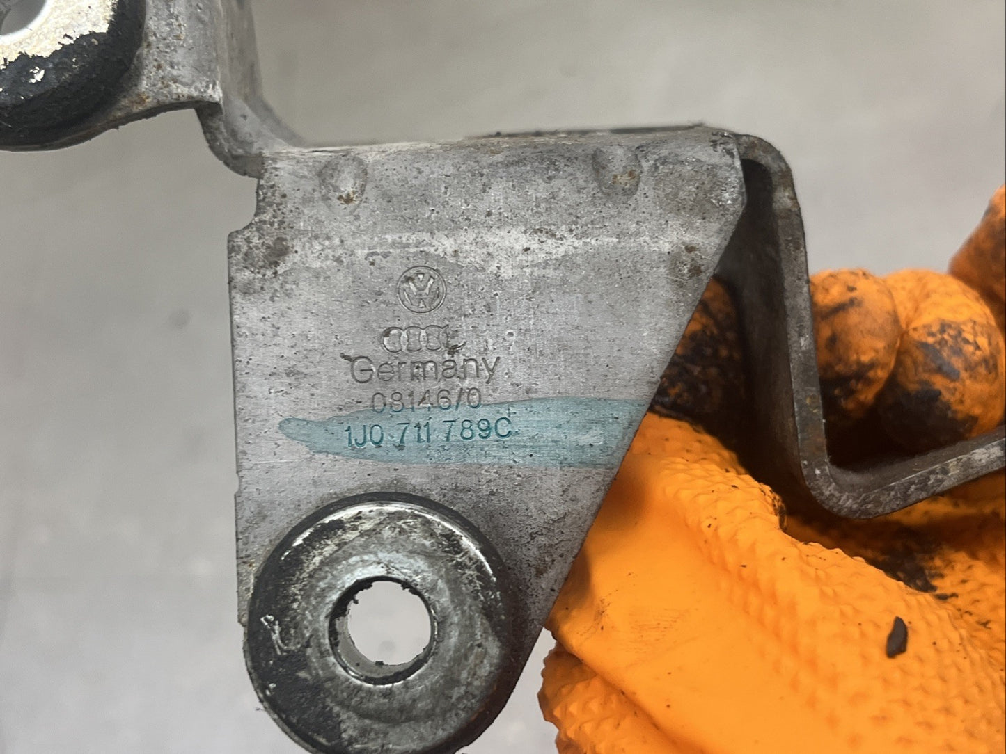 1j0711789c O2m 6speed Linkage Bracket