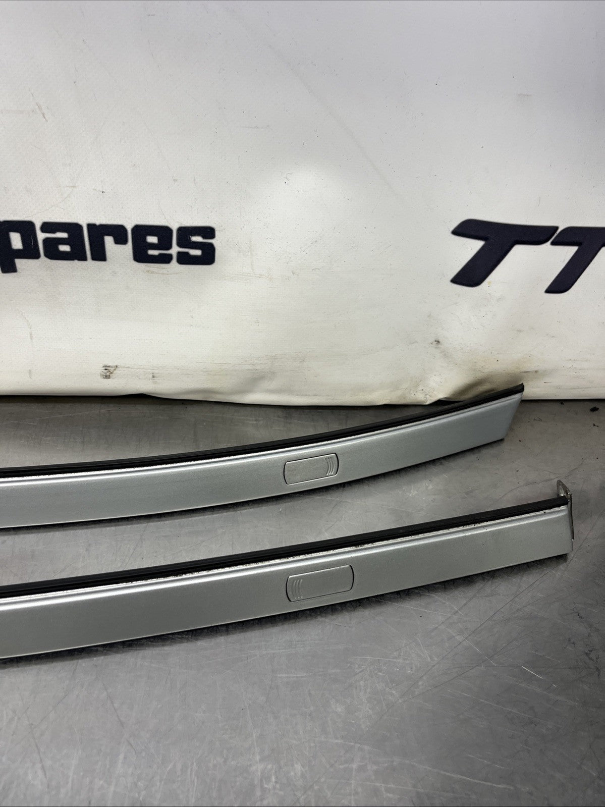 AUDI TT MK1 8N 98-06 COUPE PAIR ROOF GUTTER TRIMS RAILS SILVER