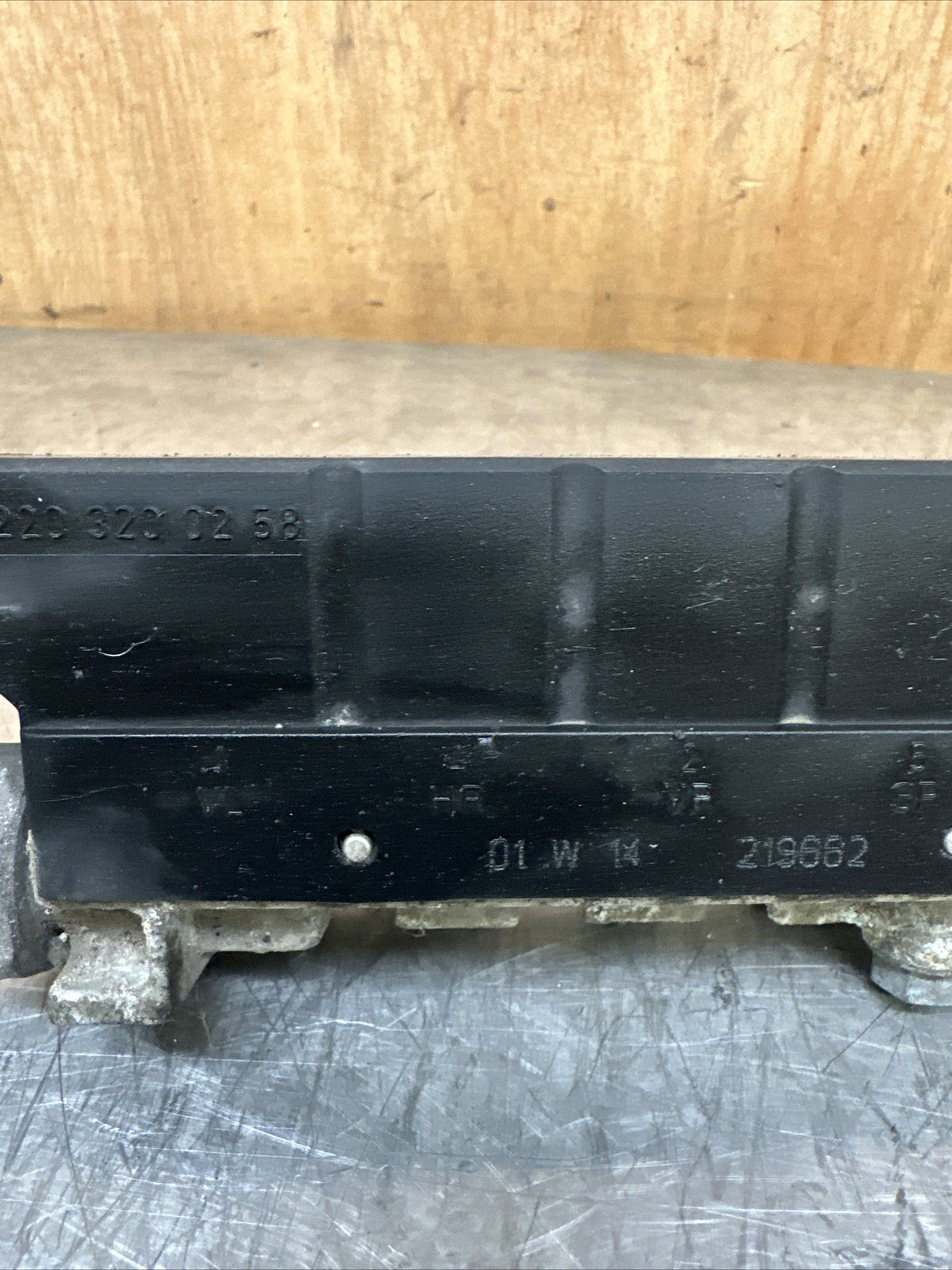 1998-2005 MERCEDES S CLASS W220 AIR SUSPENSION VALVE BLOCK SOLENOID A2203200258