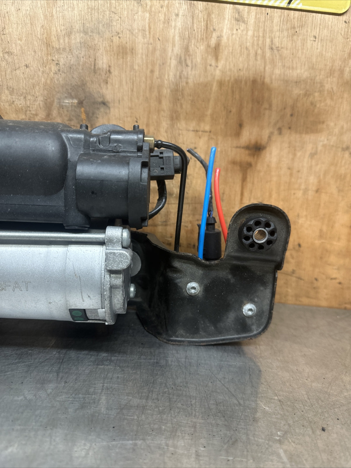 BMW EX5 E70 AIR RIDE SUSPENSION PUMP MODULE COMPRESSOR  6775479-02  6775479-02
