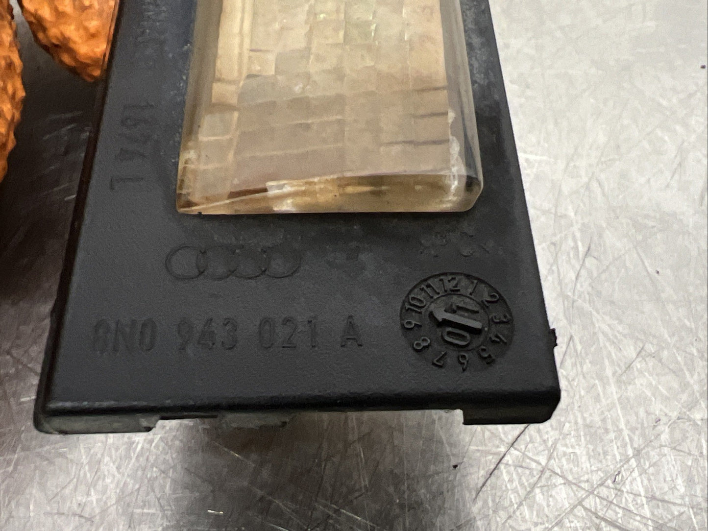 1x GENUINE AUDI TT MK1 03-06 LEFT N/S REAR NUMBER PLATE LIGHT 8N0943021A