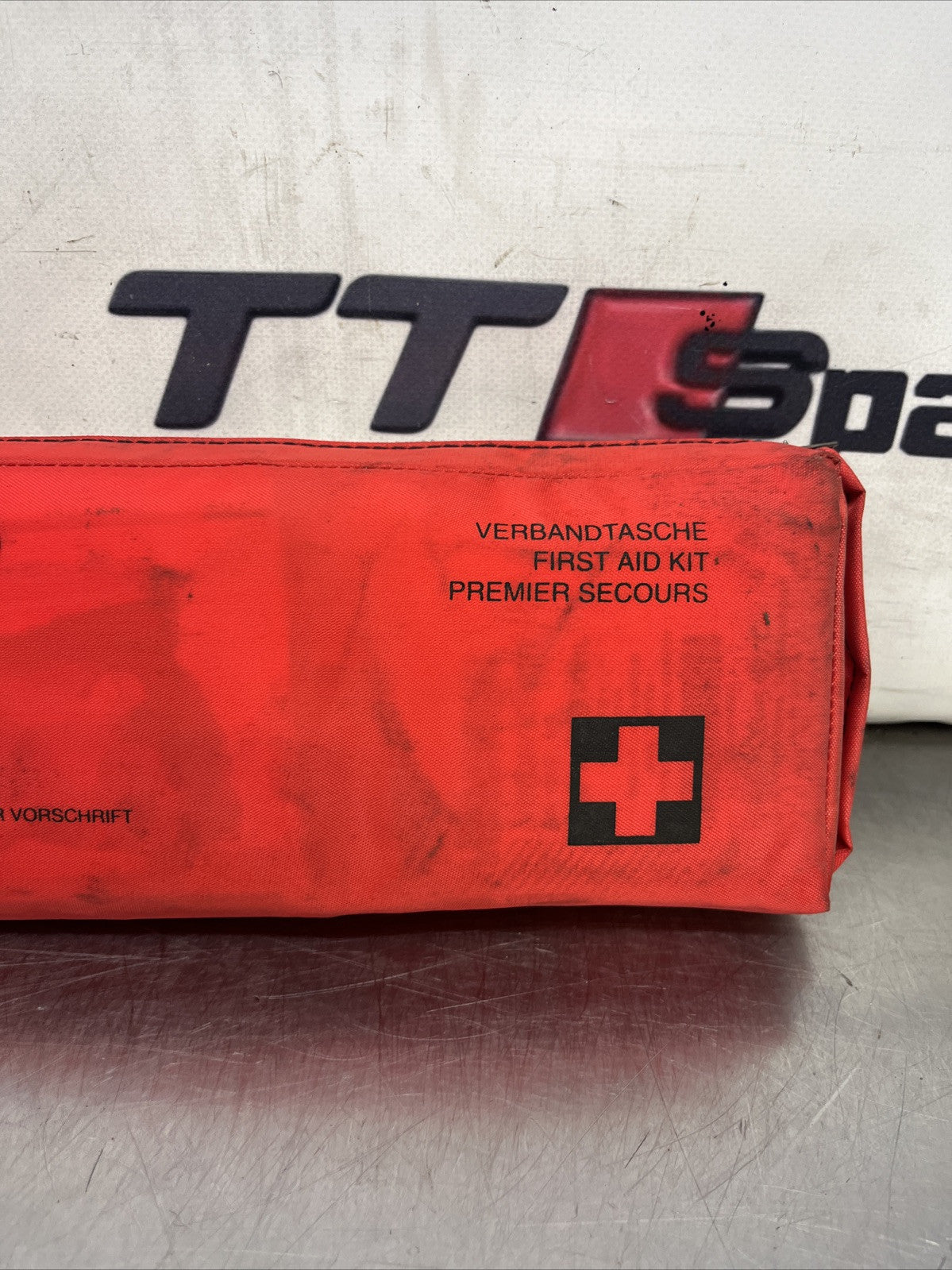 AUDI TT MK1 8N 1998 - 2006 GENUINE FIRST AID KIT - 8N0 860 282