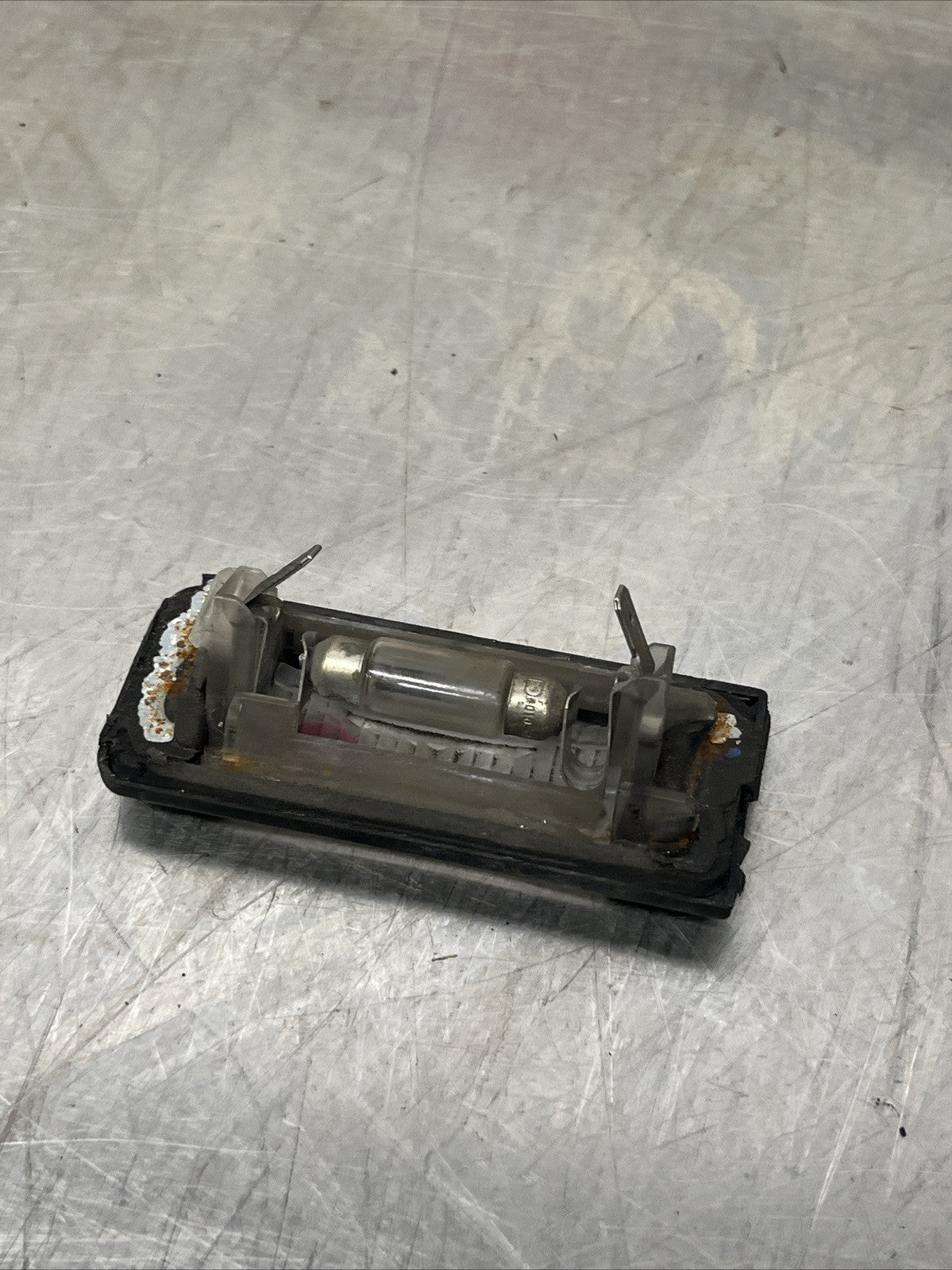 1x GENUINE AUDI TT MK1 03-06 LEFT N/S REAR NUMBER PLATE LIGHT 8N0943021A
