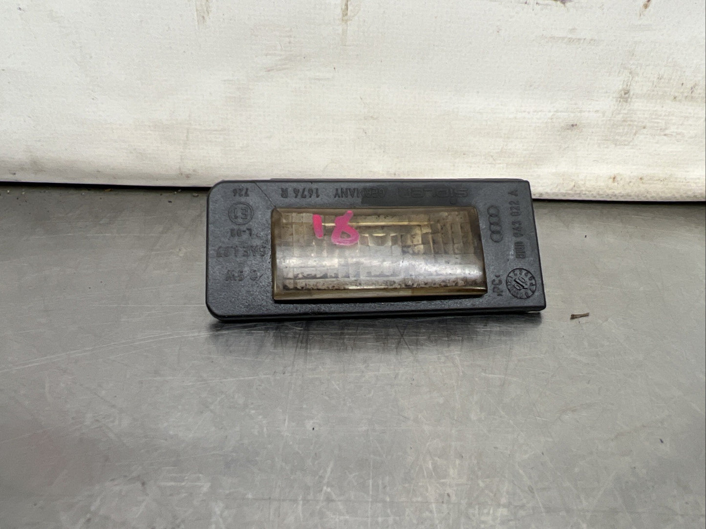 1x GENUINE AUDI TT MK1 03-06 LEFT N/S REAR NUMBER PLATE LIGHT 8N0943021A