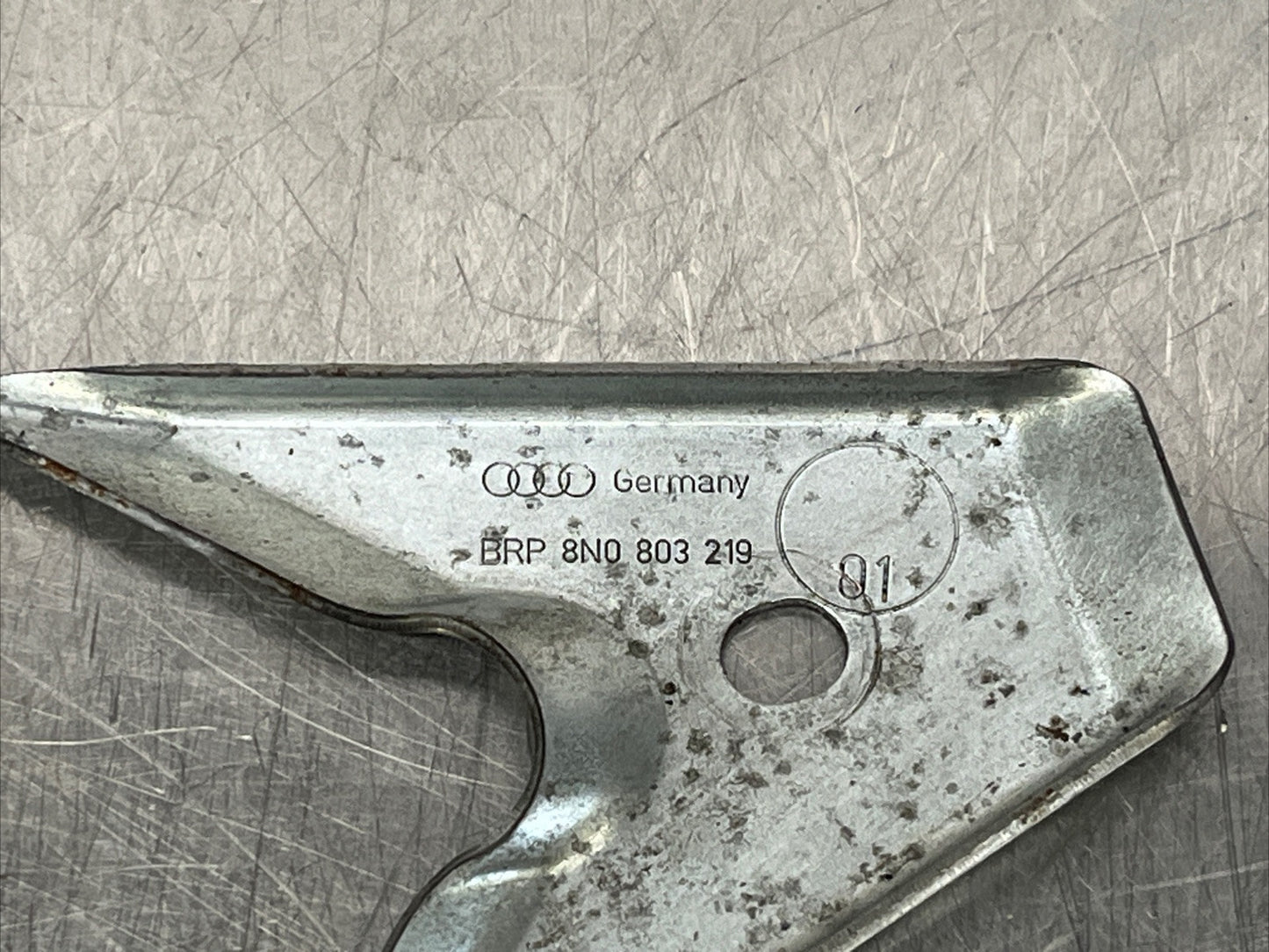 2004 AUDI TT CONVERTIBLE BATTERY TRAY HOLD DOWN BRACKET #8N0803219 FITS 01-2006