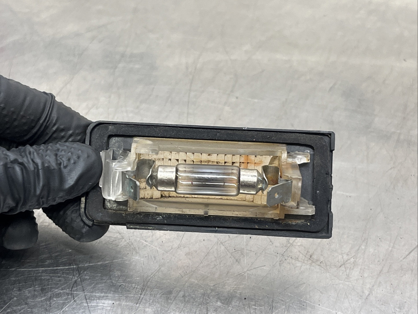 1x GENUINE AUDI TT MK1 03-06 RIGHT O/S REAR NUMBER PLATE LIGHT 8N0943022A