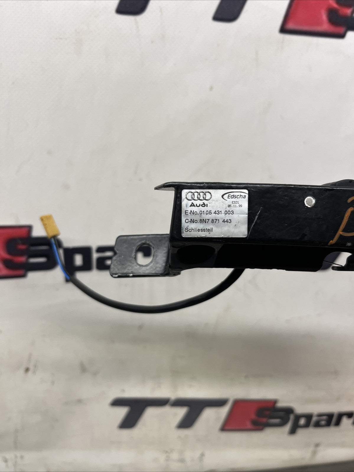 AUDI TT MK1 PASSENGER ROOF LATCH NEARSIDE CONVERTIBLE 8N7871443 98-06