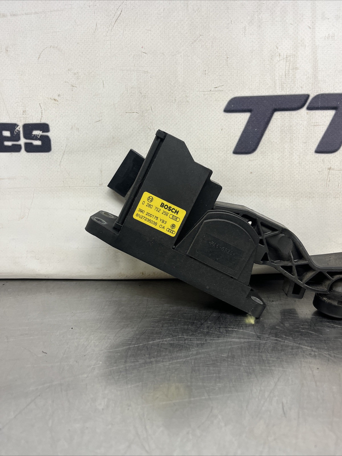 Audi TT 8N  6 Speed Automatic Accelerator Pedal 8N2723503B