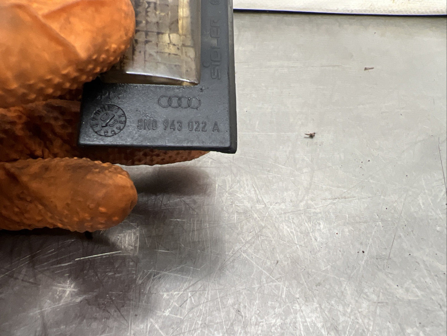 1x GENUINE AUDI TT MK1 03-06 LEFT N/S REAR NUMBER PLATE LIGHT 8N0943021A