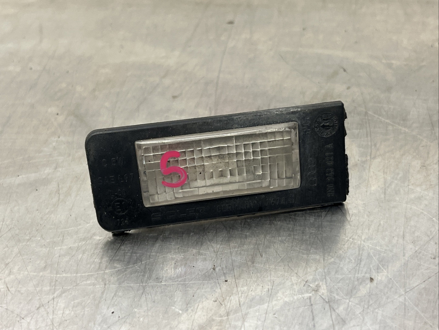 1x GENUINE AUDI TT MK1 03-06 LEFT N/S REAR NUMBER PLATE LIGHT 8N0943021A