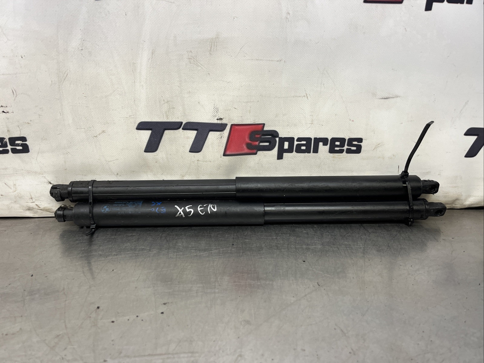 BMW E70 X5 3.0 D SPORT 2006-2011 TAILGATE GAS STRUT SET 7177283