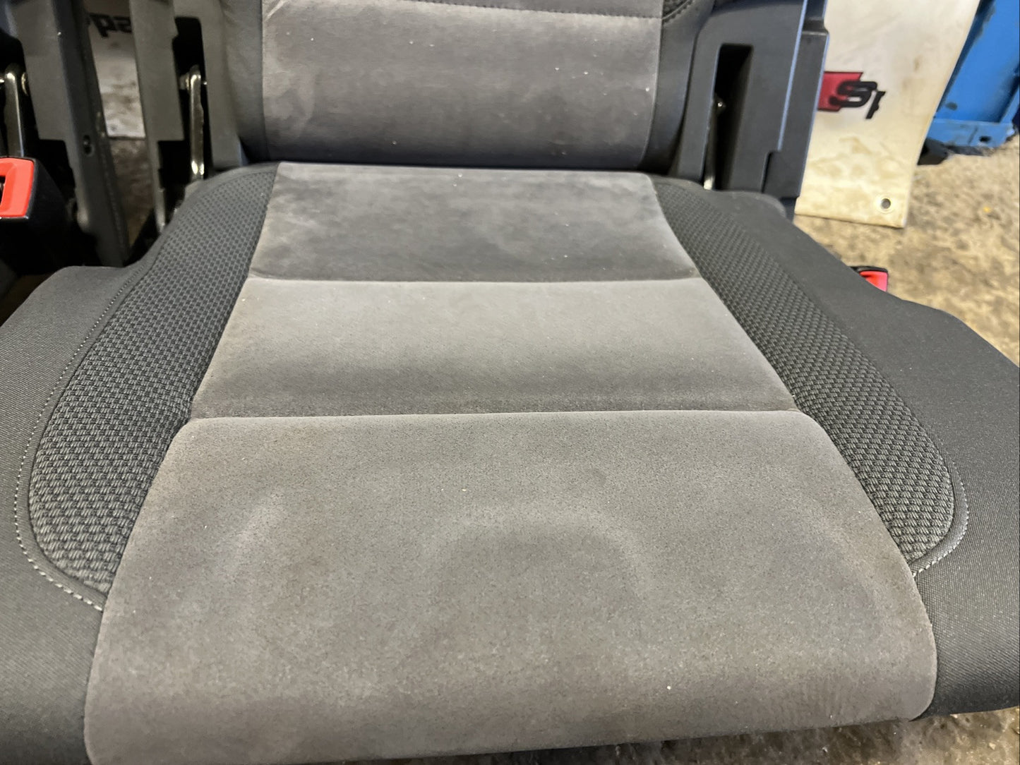 15-23 VW TOURAN 5T 3RD ROW REAR SEATS WITH HEADRESTS