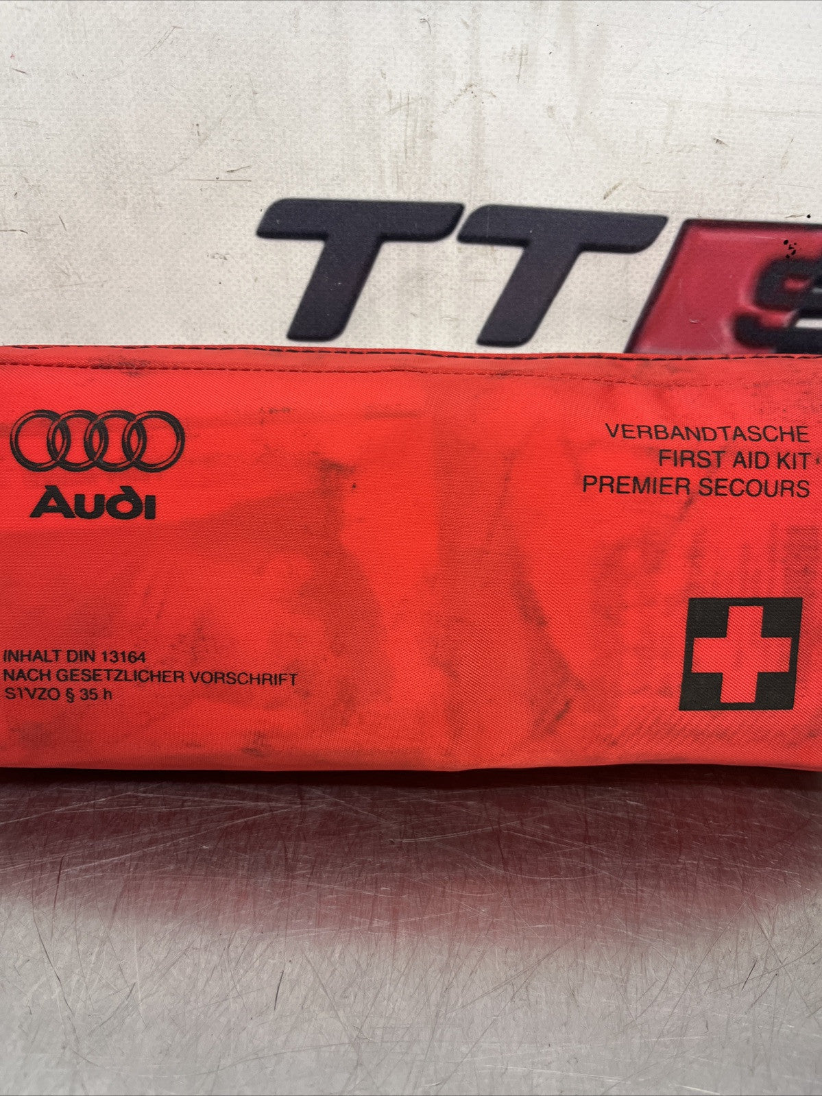 AUDI TT MK1 8N 1998 - 2006 GENUINE FIRST AID KIT - 8N0 860 282