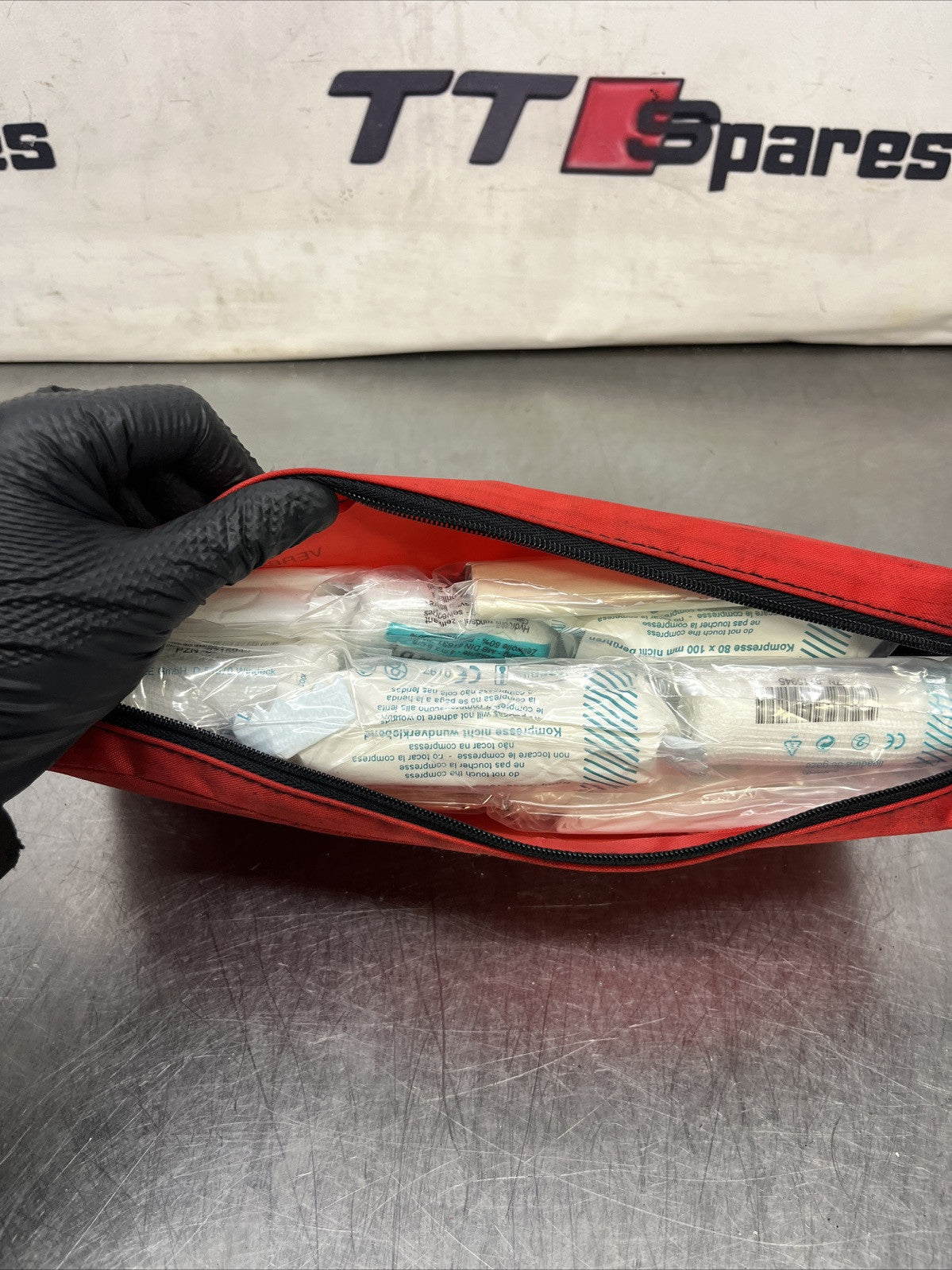 AUDI TT MK1 8N 1998 - 2006 GENUINE FIRST AID KIT - 8N0 860 282