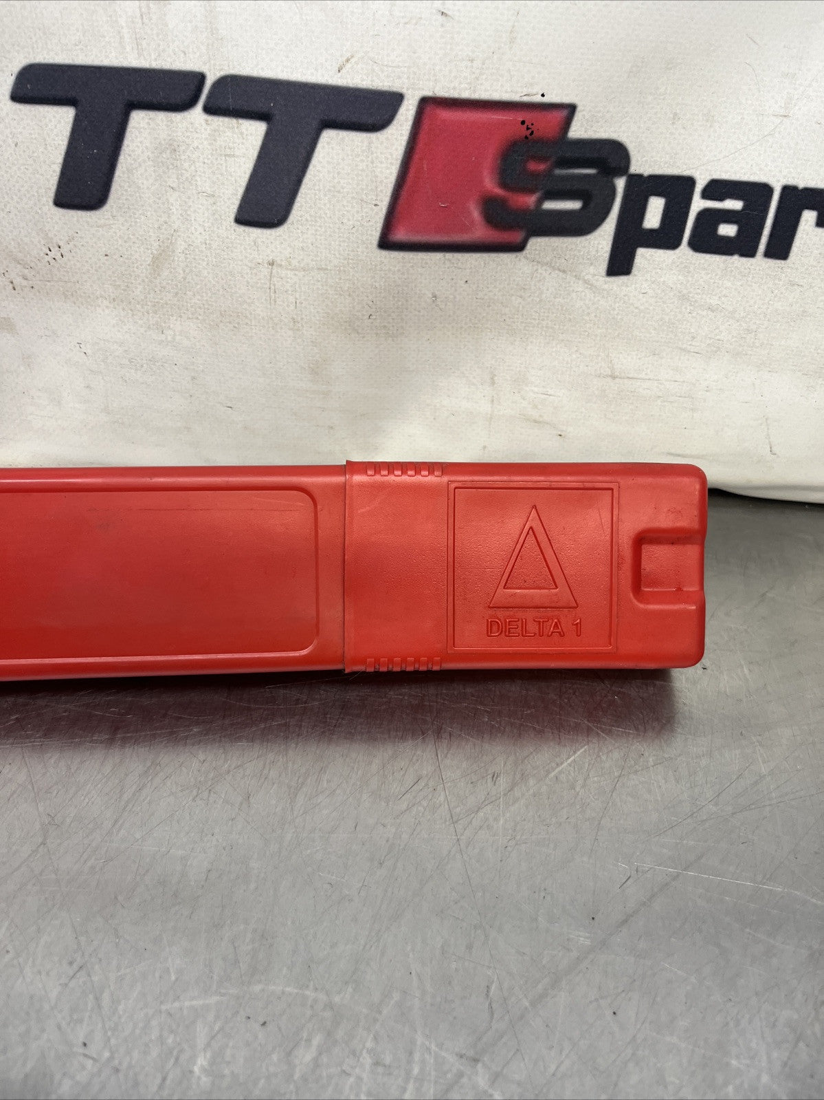 AUDI TT 8N MK1 98-06 REAR BOOT HAZARD WARNING TRIANGLE 8D9860251B