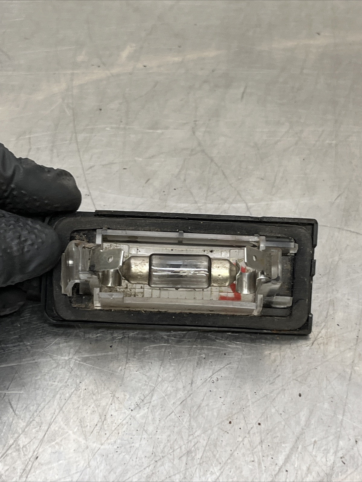 1x GENUINE AUDI TT MK1 03-06 LEFT N/S REAR NUMBER PLATE LIGHT 8N0943021A