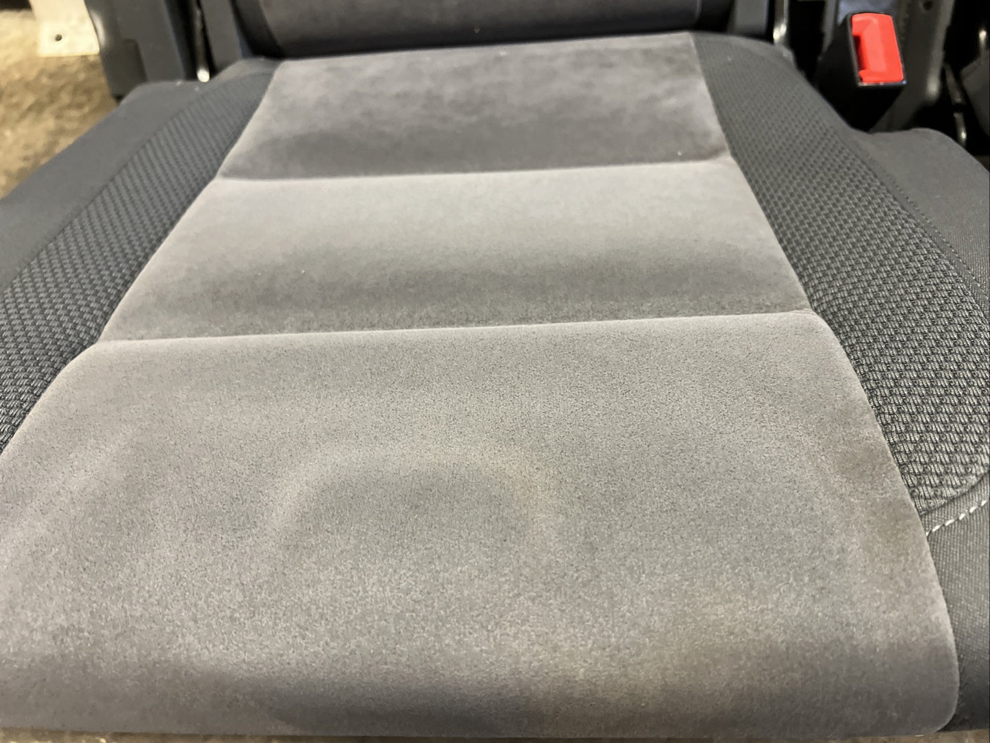 15-23 VW TOURAN 5T 3RD ROW REAR SEATS WITH HEADRESTS