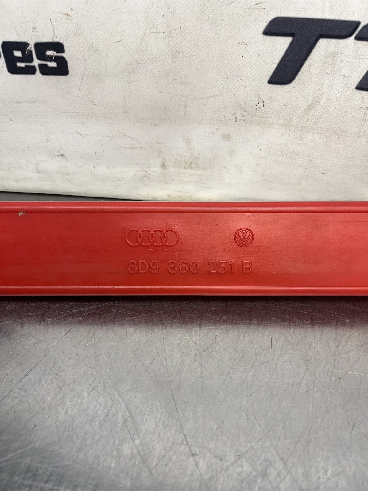 AUDI TT 8N MK1 98-06 REAR BOOT HAZARD WARNING TRIANGLE 8D9860251B