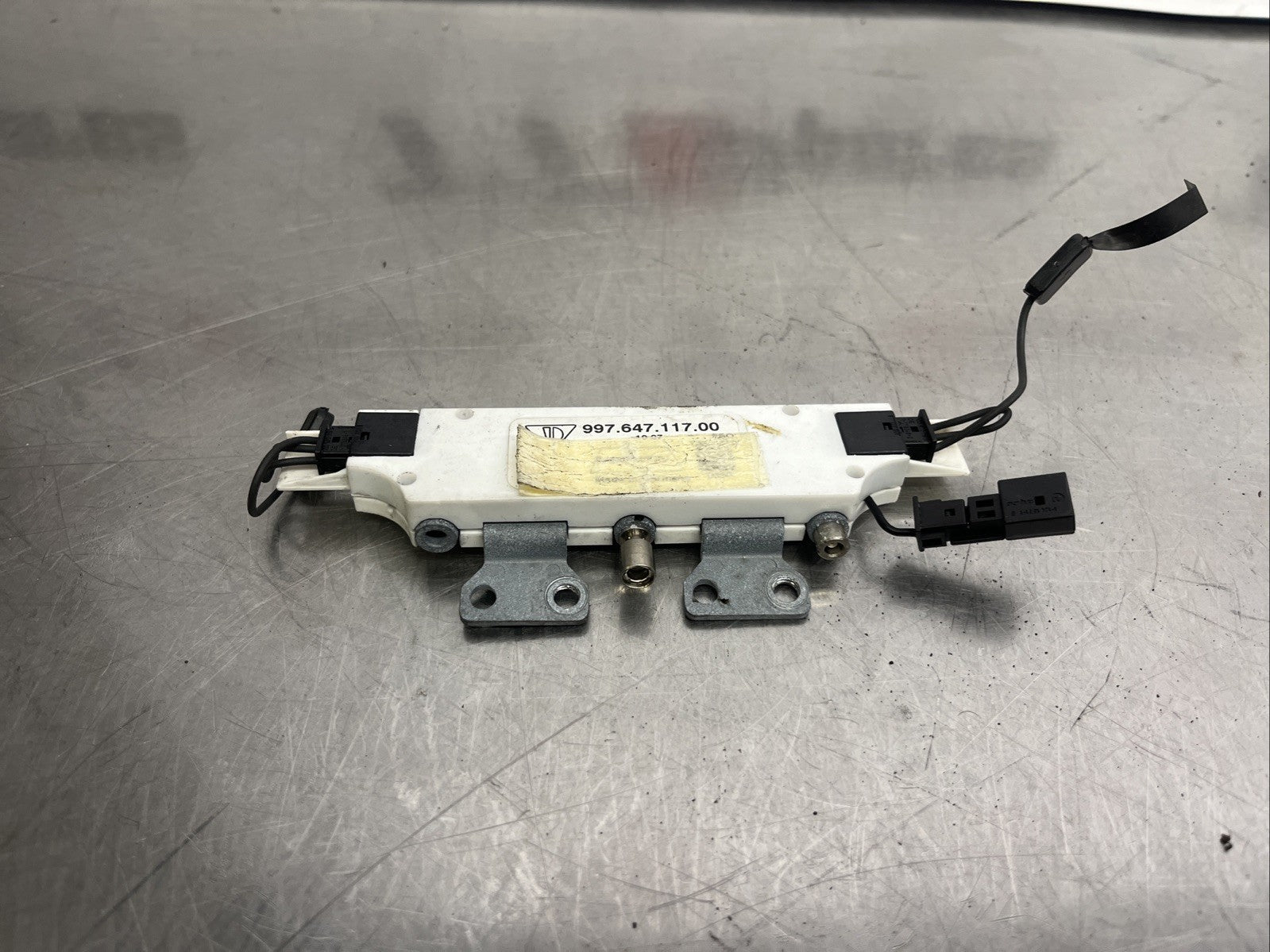 PORSCHE 911/Boxster/Cayman 997 AM/FM/FZV Antenna Amplifier 997.647.117.00