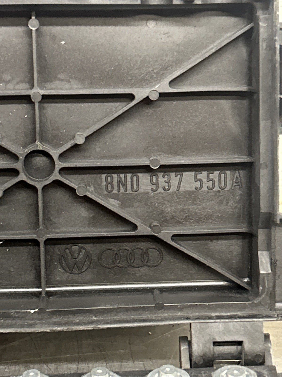 AUDI GENUINE TESTED TT MK1 ENGINE BAY BATTERY TOP FUSE BOX 8N0937550A